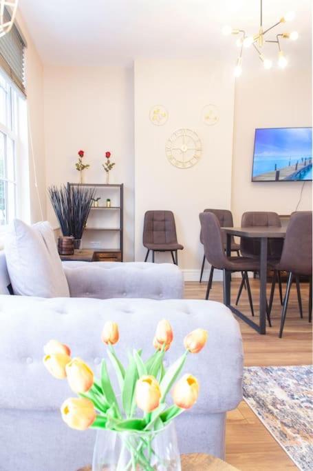 Spacy 3 Bedroom Woolwich Apartment
