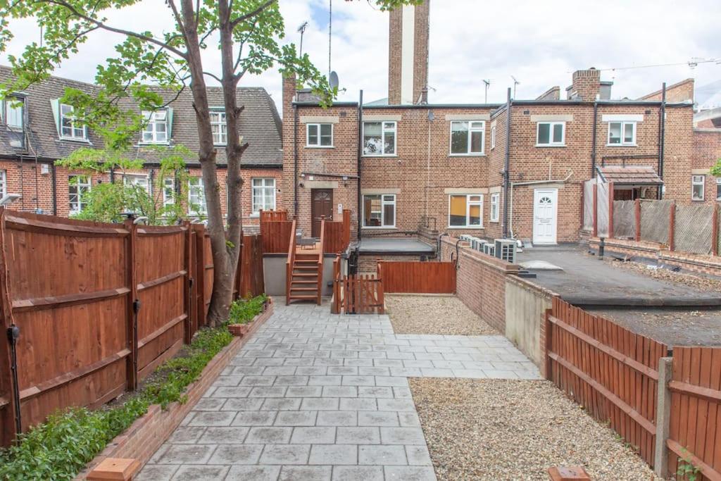 Spacy 3 Bedroom Woolwich Apartment London