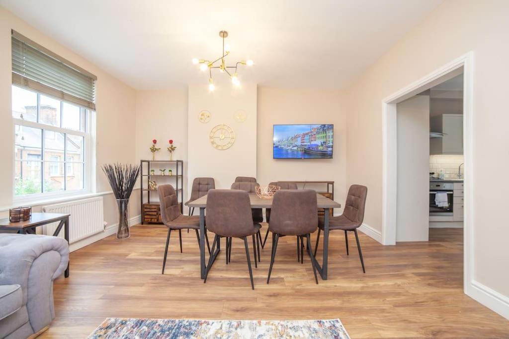 Spacy 3 Bedroom Woolwich Apartment