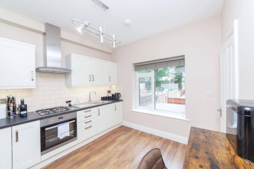 Spacy 3 Bedroom Woolwich Apartment London