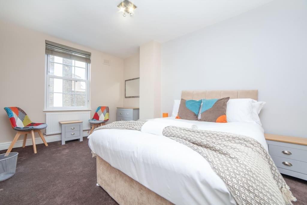Spacy 3 Bedroom Woolwich Apartment