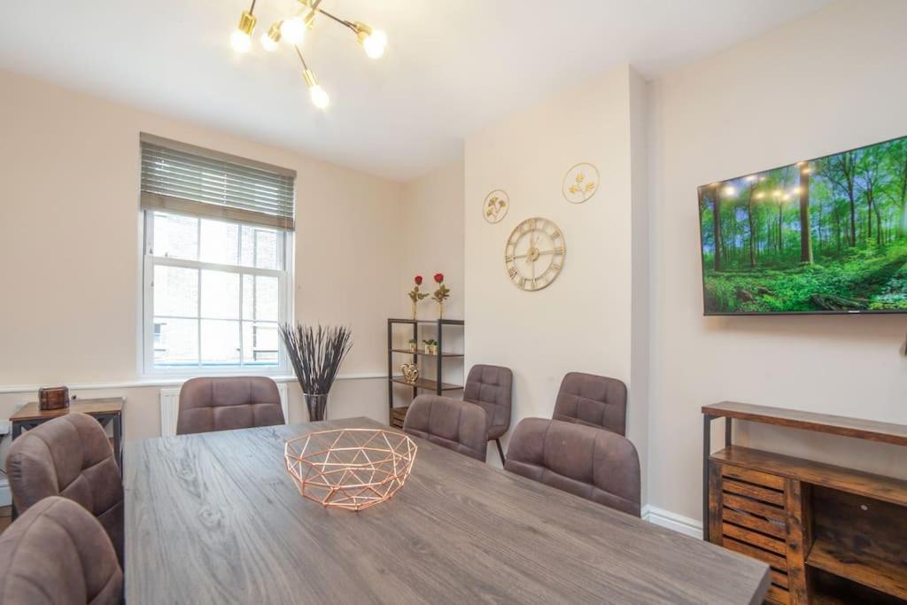 Spacy 3 Bedroom Woolwich Apartment London