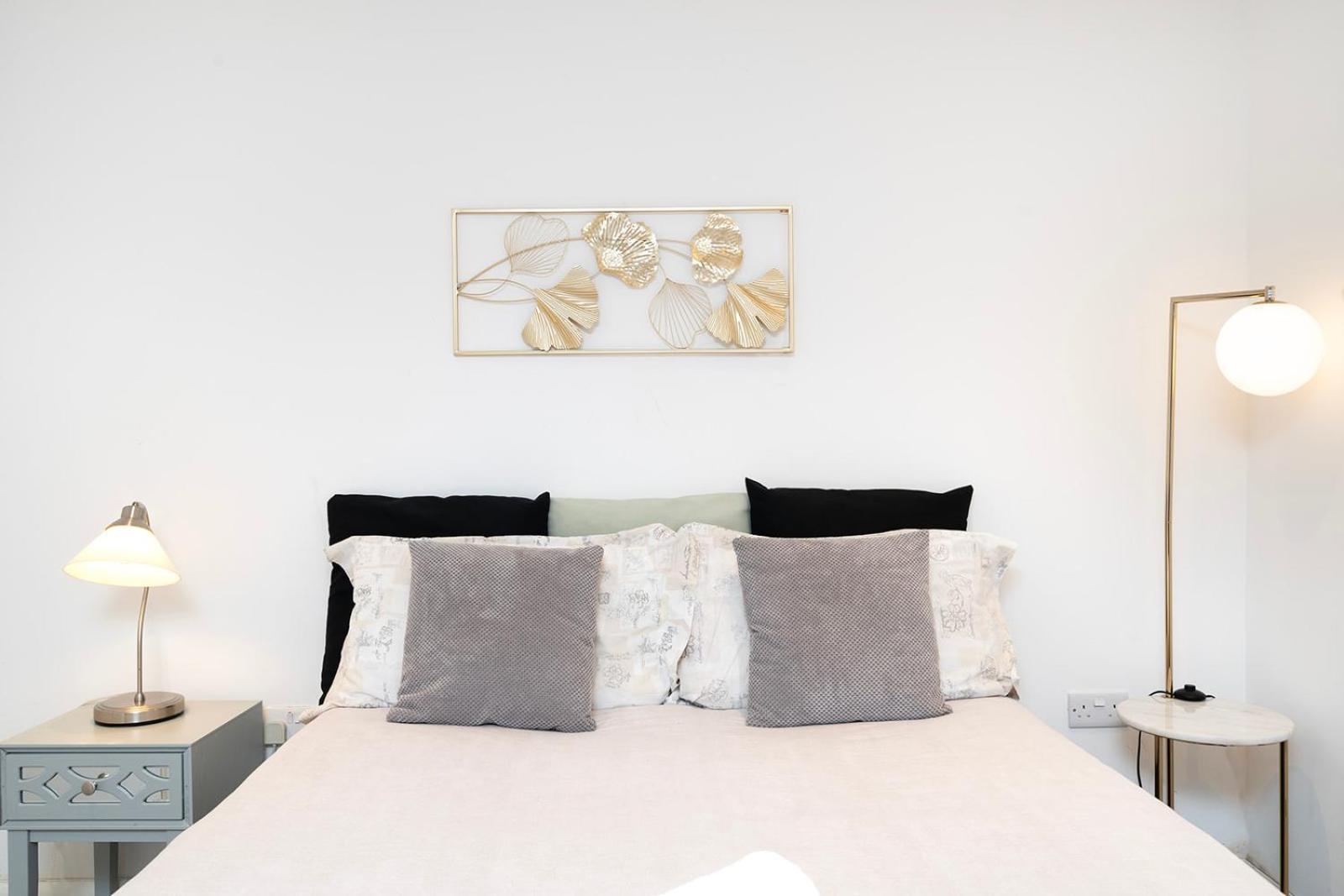 Appartement Cosy 1 Bedroom Walking Distance To Mall With Parking Available Londen