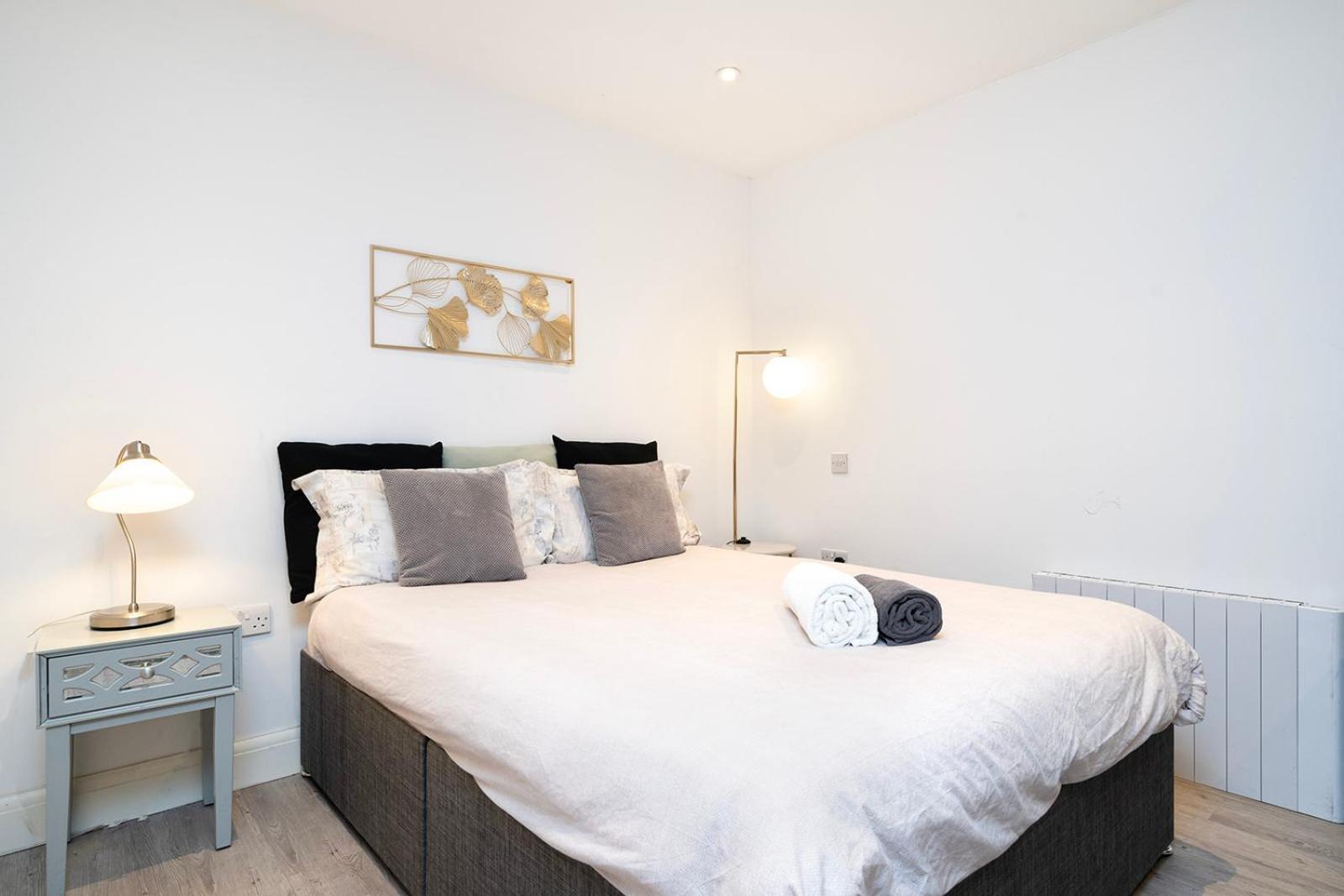 Cosy 1 Bedroom Walking Distance To Mall With Parking Available Appartement