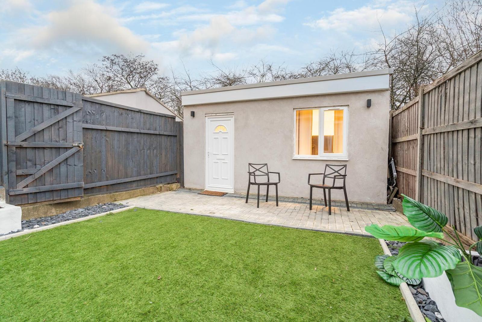 Appartement Cosy 1 Bedroom Walking Distance To Mall With Parking Available *