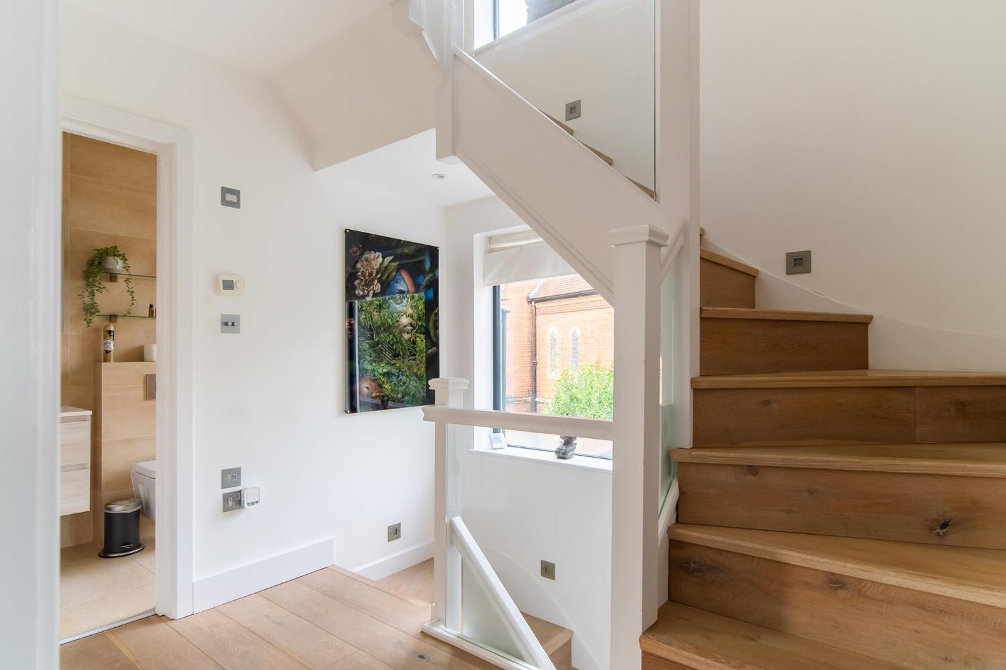 Vakantiehuis 4 Bed 4 Bath House By Livestay Short Lets & Serviced With Parking, Jacuzzi & Garden