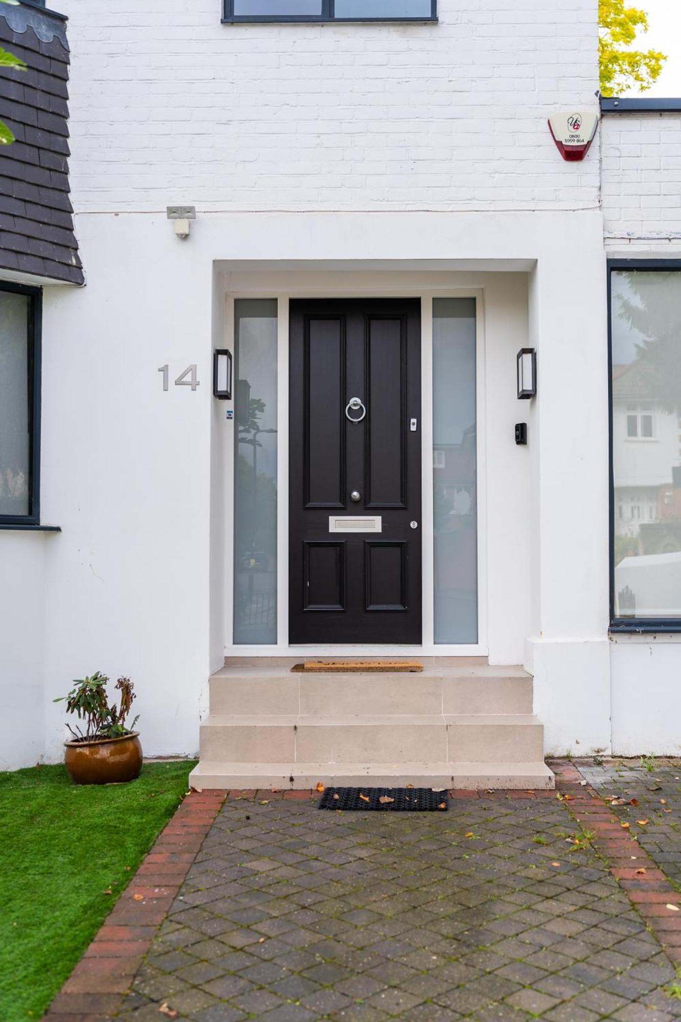 4 Bed 4 Bath House By Livestay Short Lets & Serviced With Parking, Jacuzzi & Garden