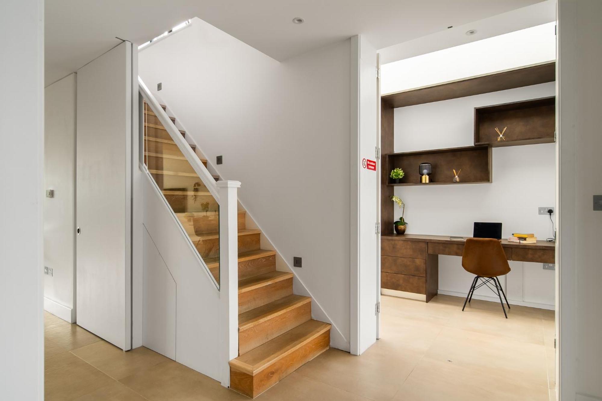 4 Bed 4 Bath House By Livestay Short Lets & Serviced With Parking, Jacuzzi & Garden Londen