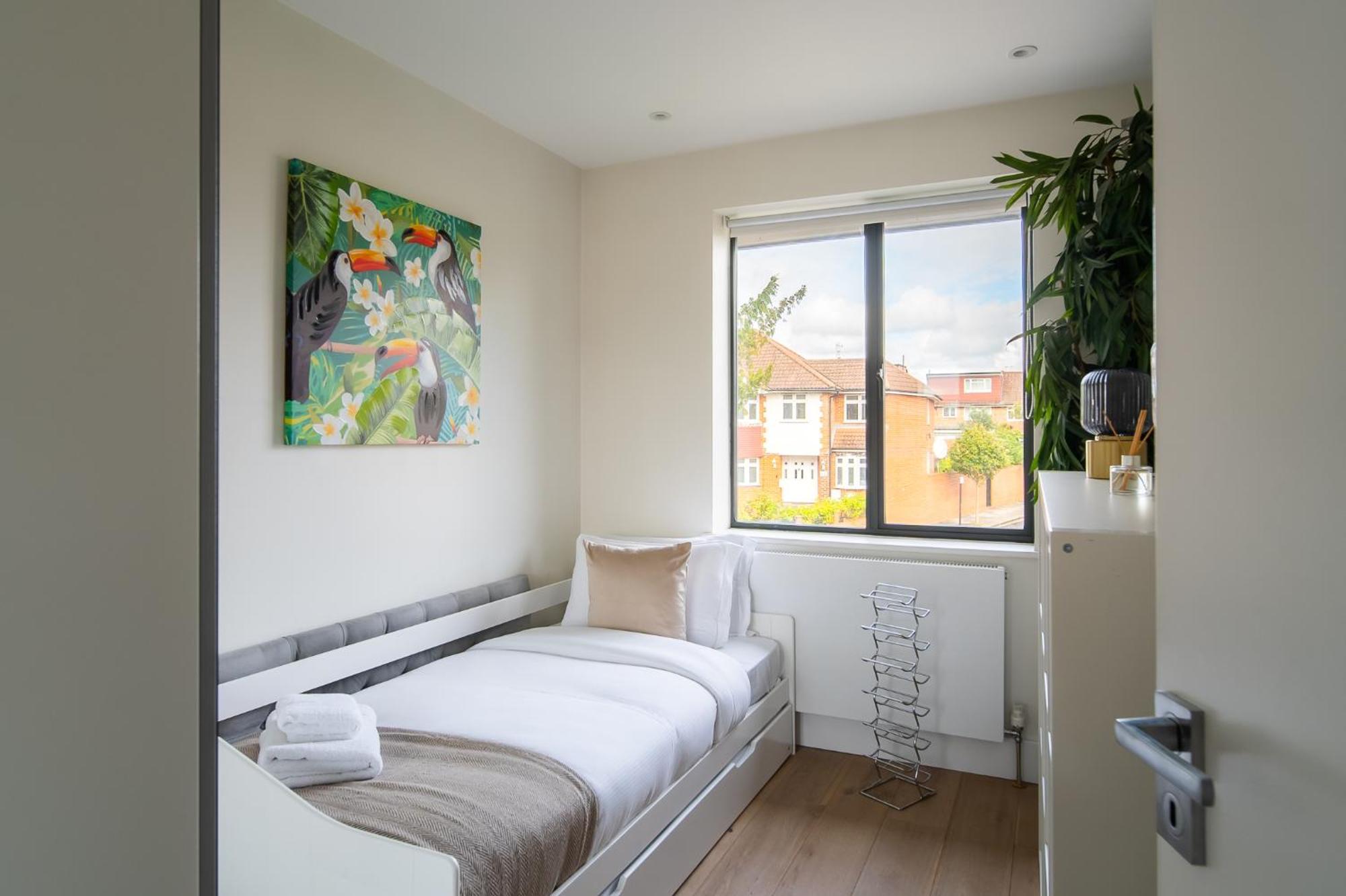 4 Bed 4 Bath House By Livestay Short Lets & Serviced With Parking, Jacuzzi & Garden Vakantiehuis *
