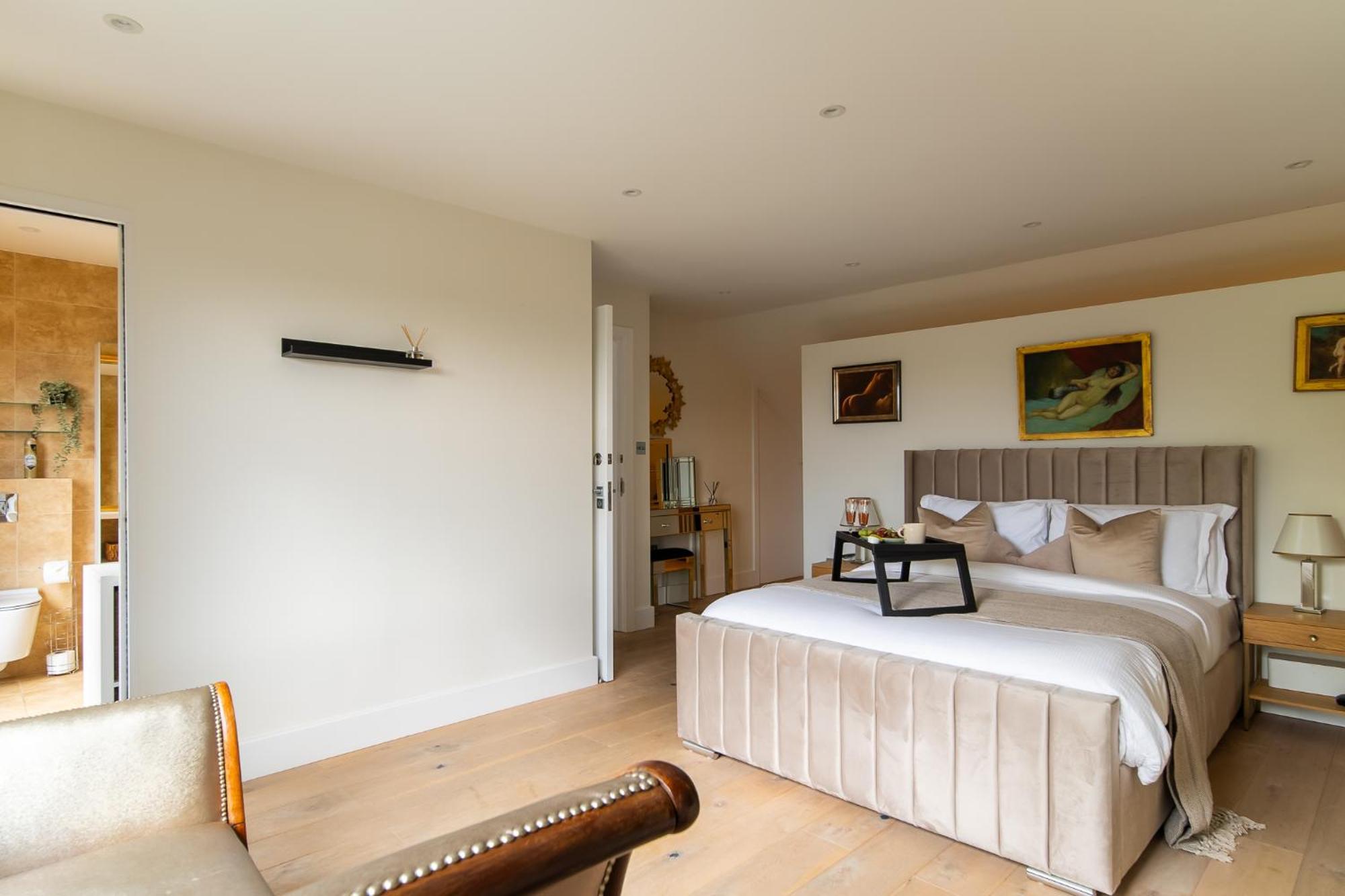 4 Bed 4 Bath House By Livestay Short Lets & Serviced With Parking, Jacuzzi & Garden Vakantiehuis Londen