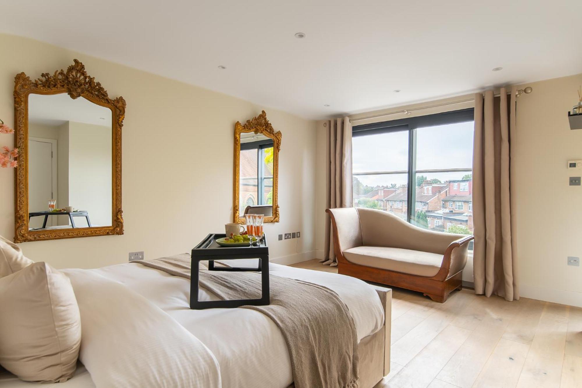 4 Bed 4 Bath House By Livestay Short Lets & Serviced With Parking, Jacuzzi & Garden * Londen