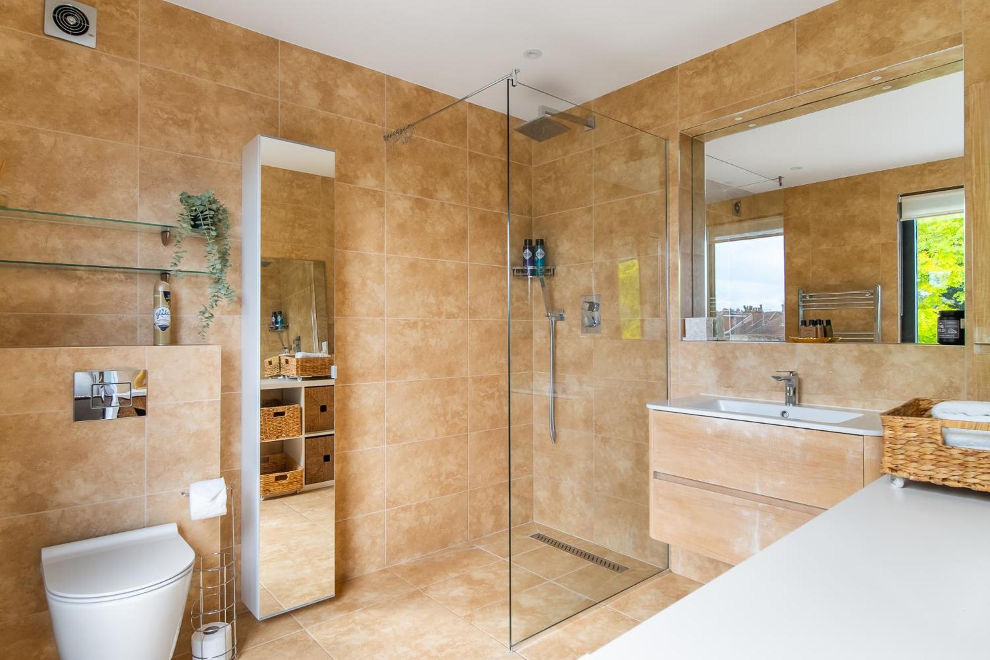 Vakantiehuis 4 Bed 4 Bath House By Livestay Short Lets & Serviced With Parking, Jacuzzi & Garden Londen