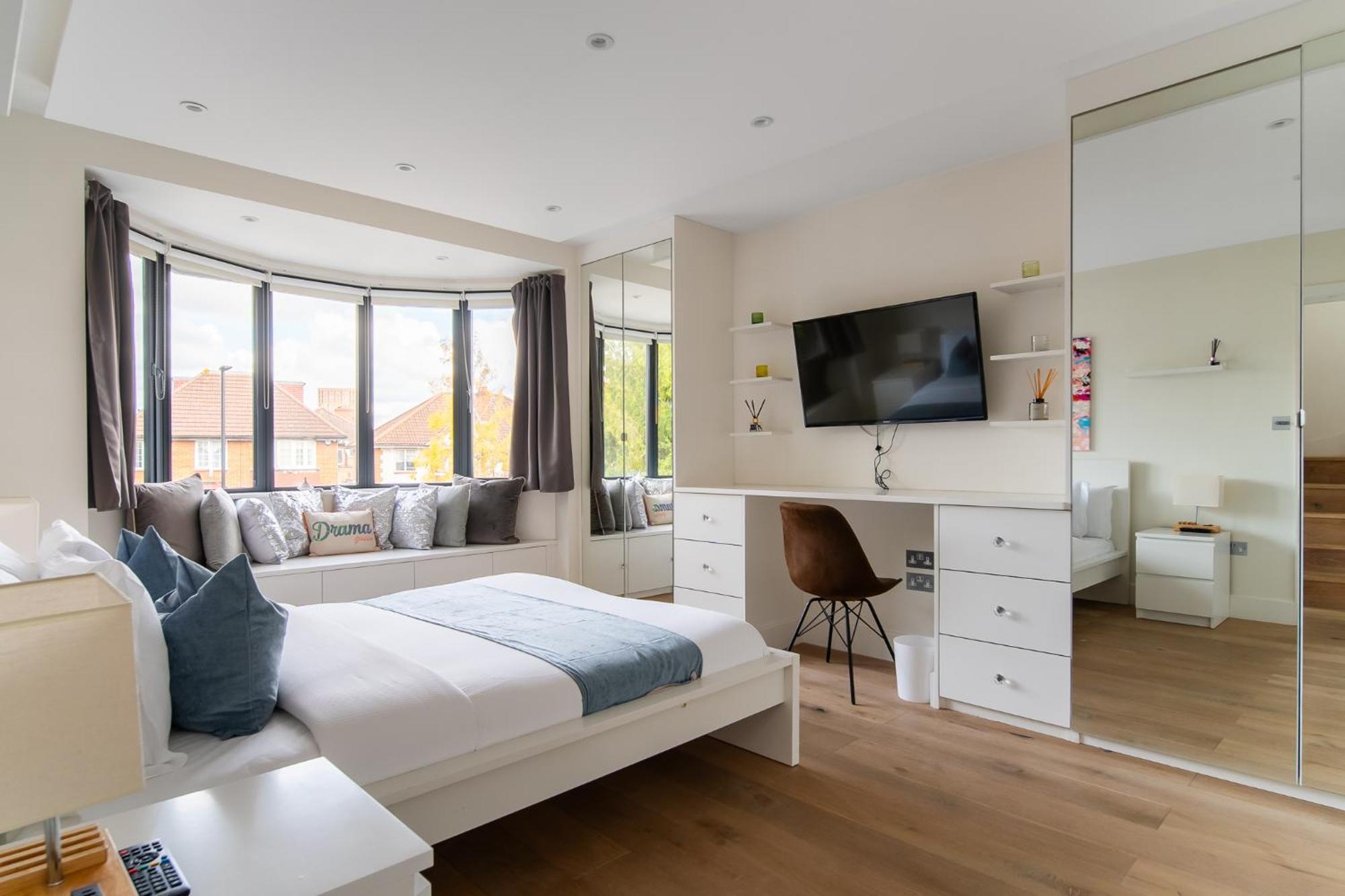 4 Bed 4 Bath House By Livestay Short Lets & Serviced With Parking, Jacuzzi & Garden Vakantiehuis Londen
