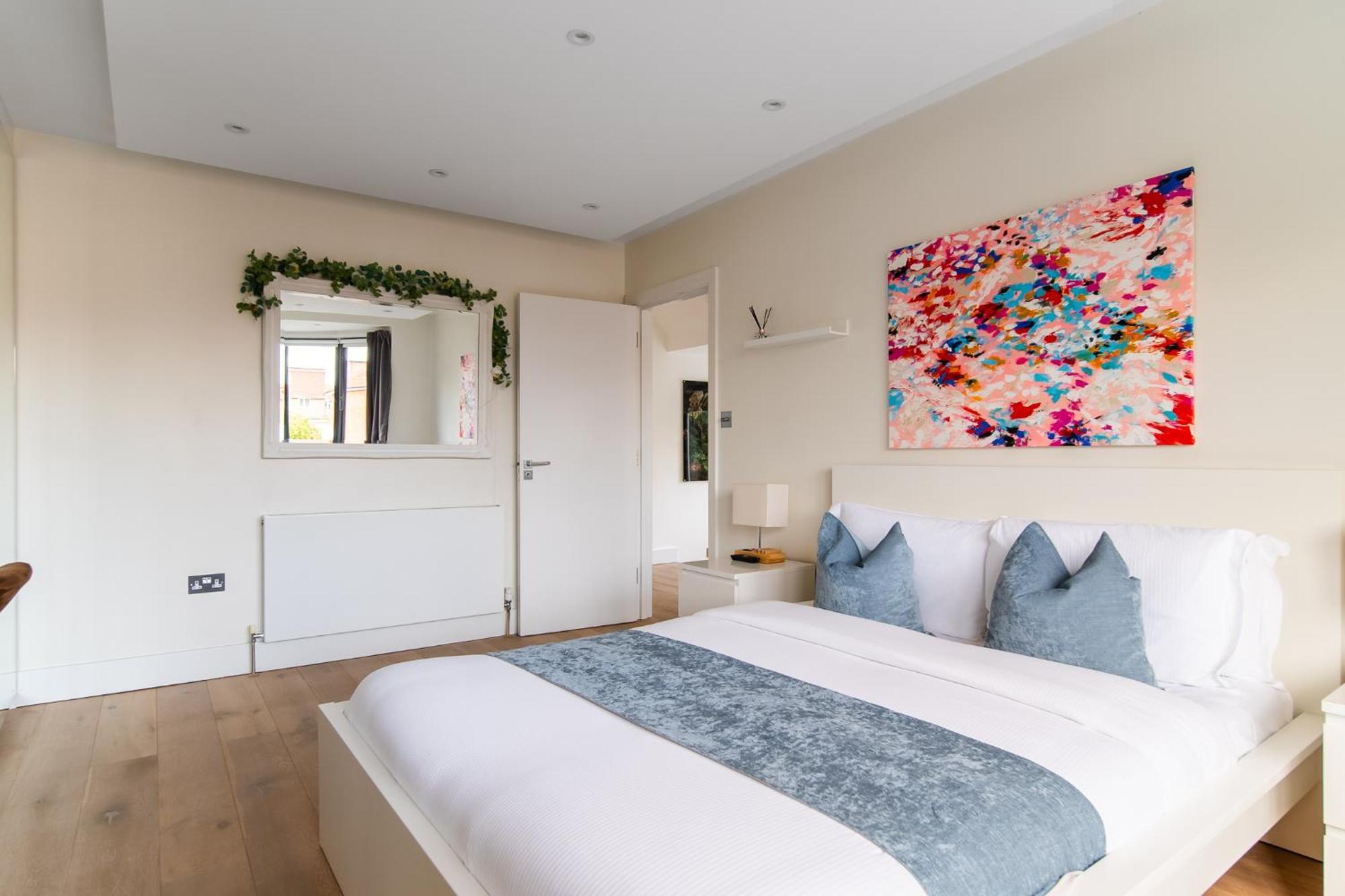 Vakantiehuis 4 Bed 4 Bath House By Livestay Short Lets & Serviced With Parking, Jacuzzi & Garden
