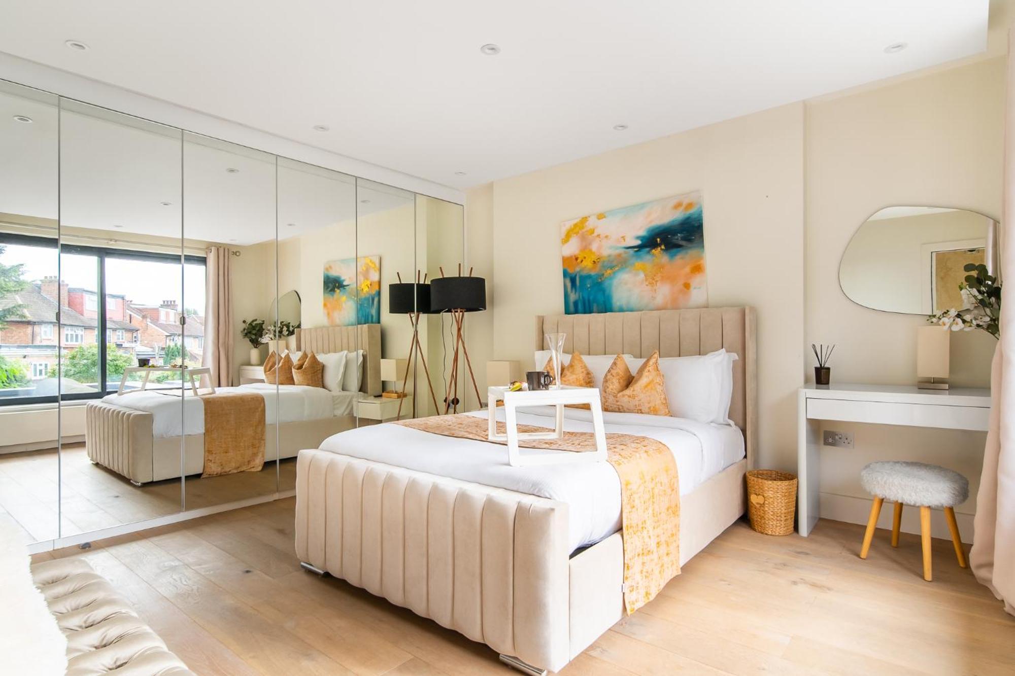 4 Bed 4 Bath House By Livestay Short Lets & Serviced With Parking, Jacuzzi & Garden Ferienhaus *