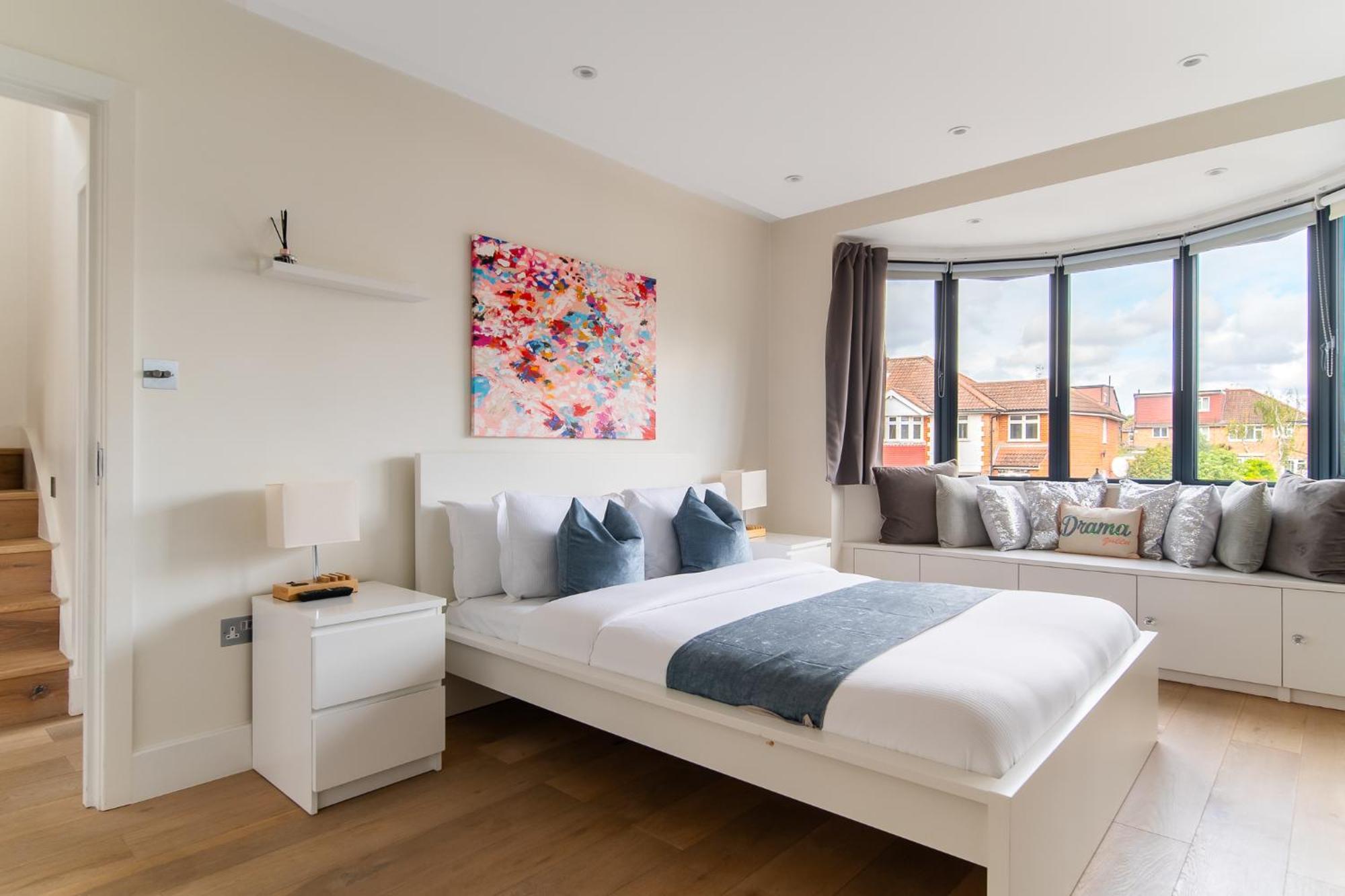 4 Bed 4 Bath House By Livestay Short Lets & Serviced With Parking, Jacuzzi & Garden Vakantiehuis Londen