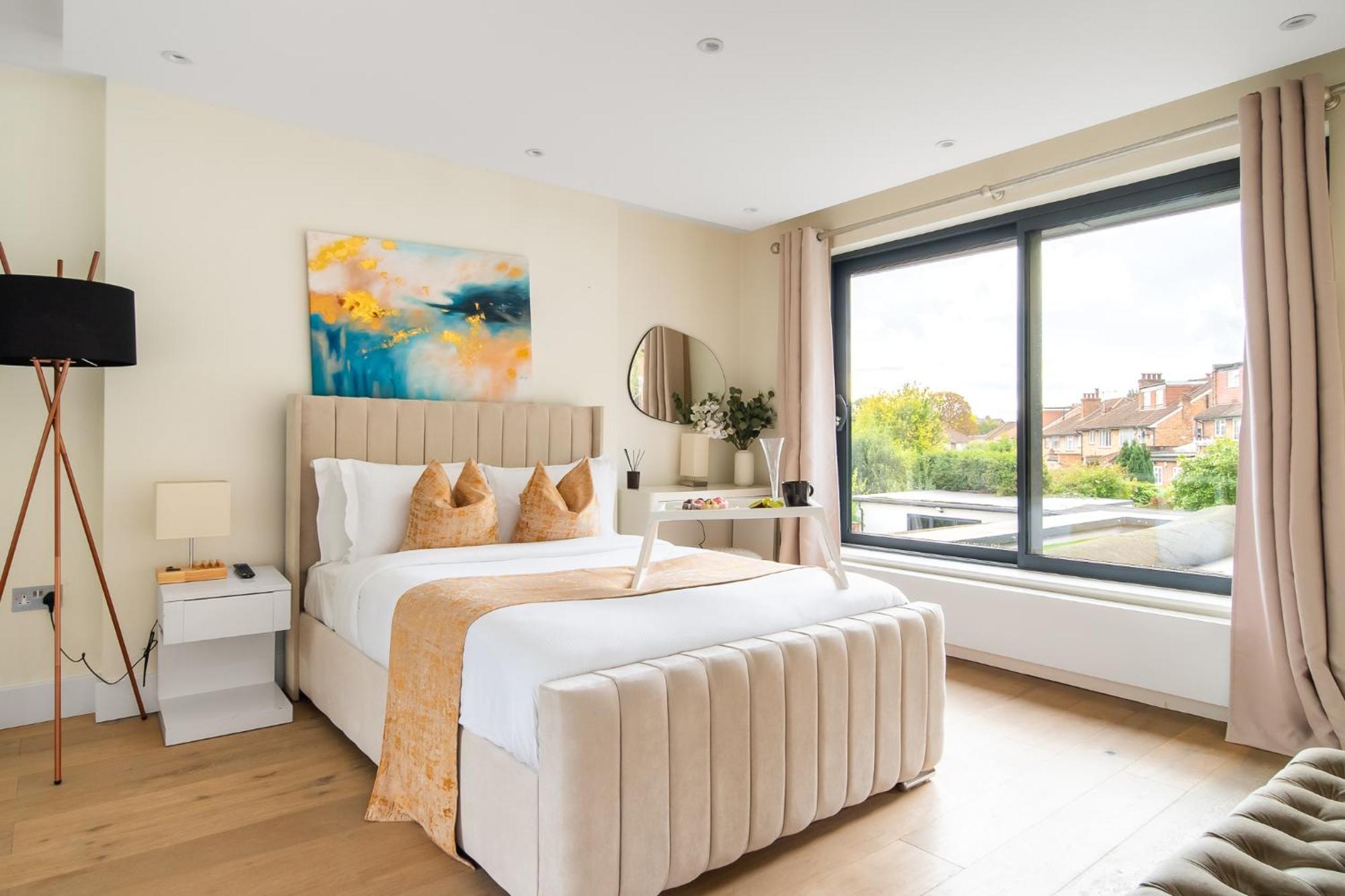 Vakantiehuis 4 Bed 4 Bath House By Livestay Short Lets & Serviced With Parking, Jacuzzi & Garden
