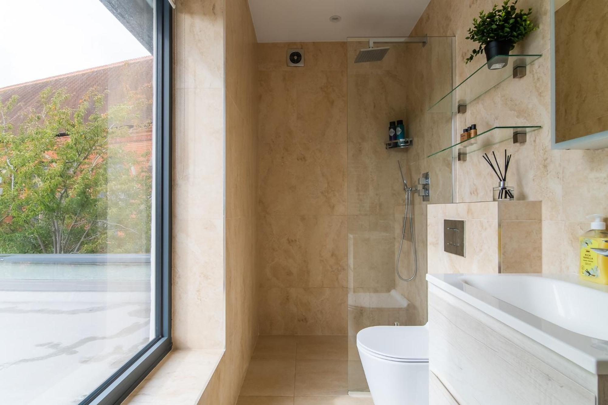 4 Bed 4 Bath House By Livestay Short Lets & Serviced With Parking, Jacuzzi & Garden * Londen