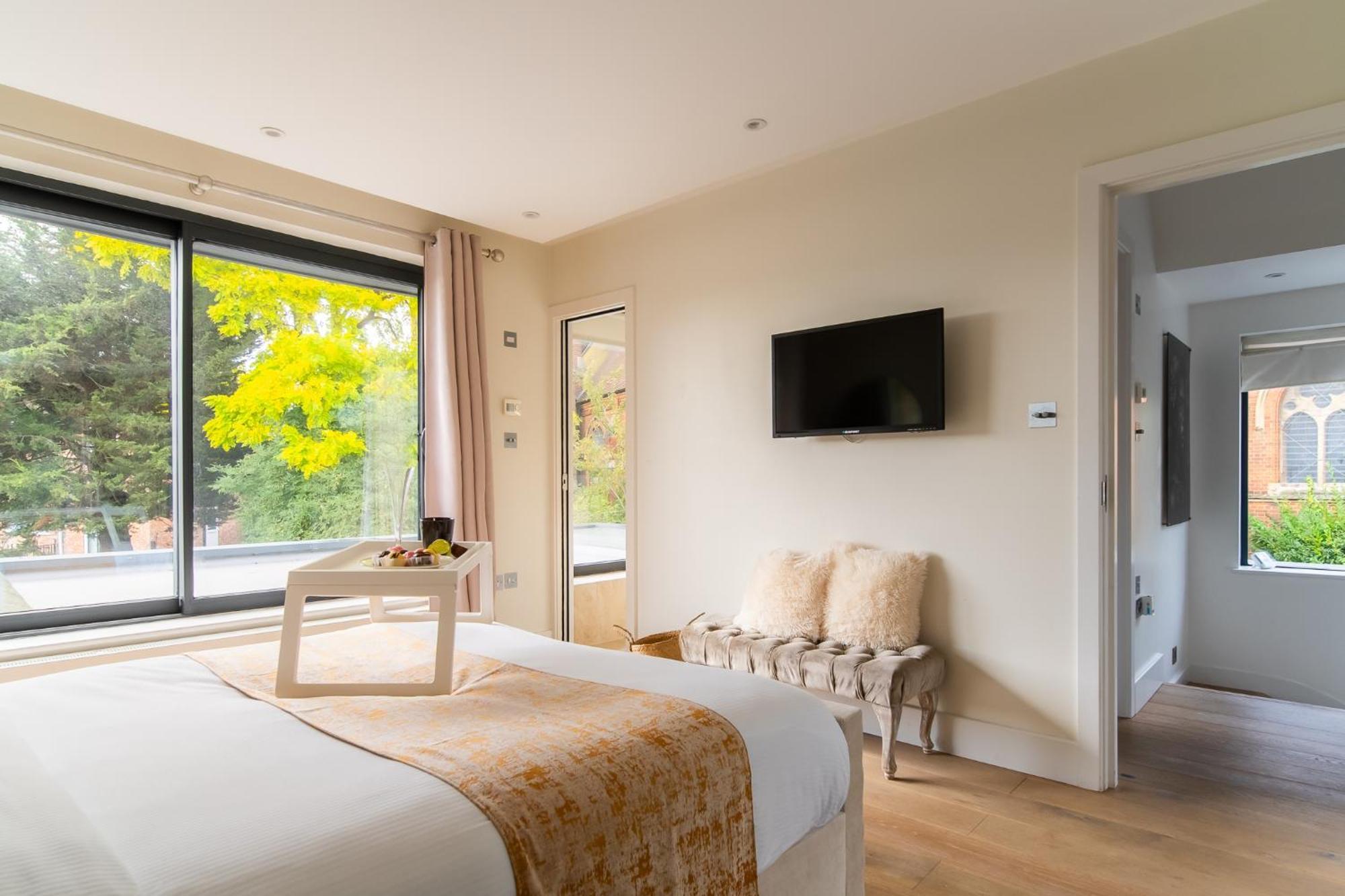 4 Bed 4 Bath House By Livestay Short Lets & Serviced With Parking, Jacuzzi & Garden Londen