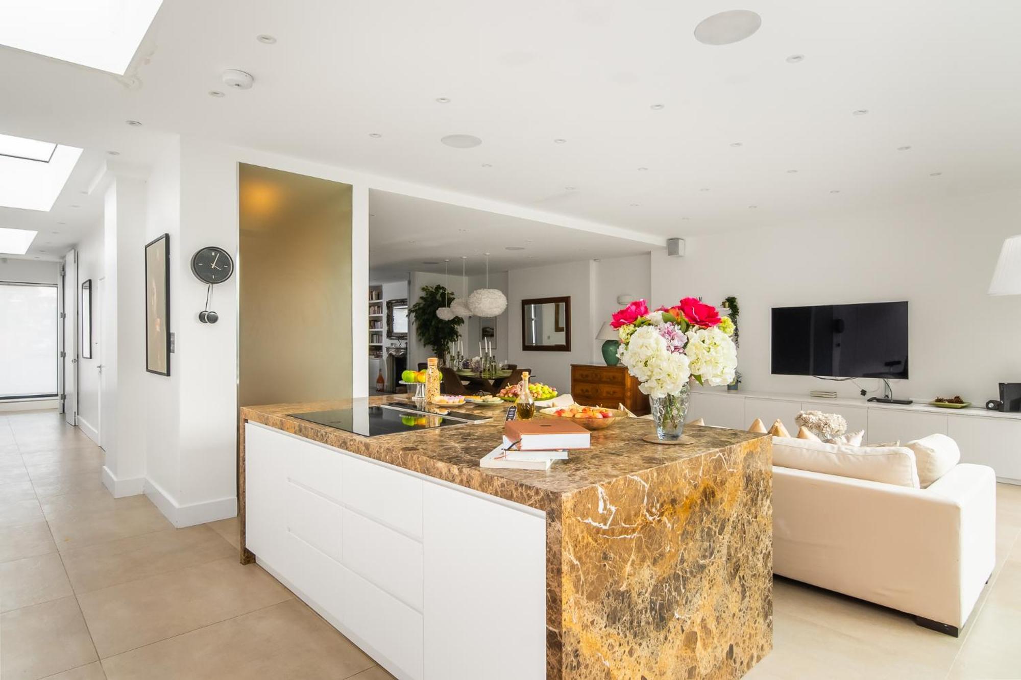 4 Bed 4 Bath House By Livestay Short Lets & Serviced With Parking, Jacuzzi & Garden * Londen
