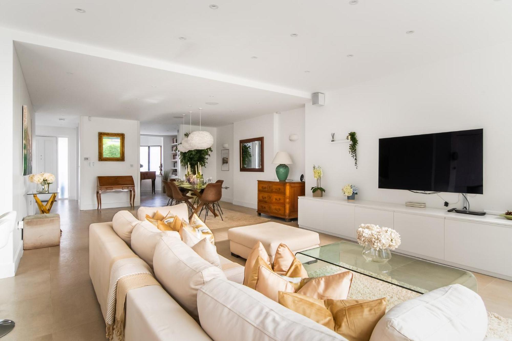 4 Bed 4 Bath House By Livestay Short Lets & Serviced With Parking, Jacuzzi & Garden Vakantiehuis Londen