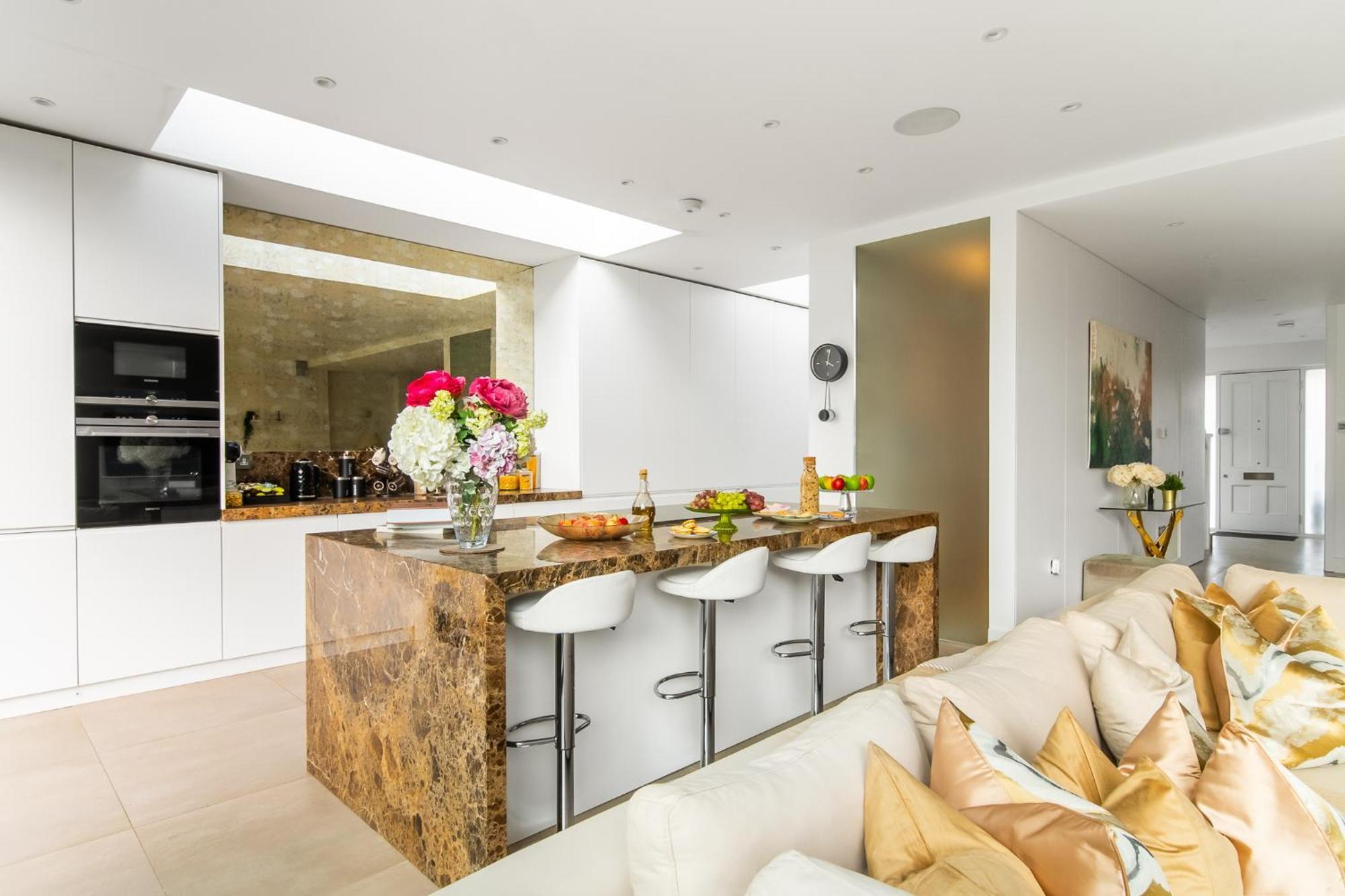 4 Bed 4 Bath House By Livestay Short Lets & Serviced With Parking, Jacuzzi & Garden Vakantiehuis Londen