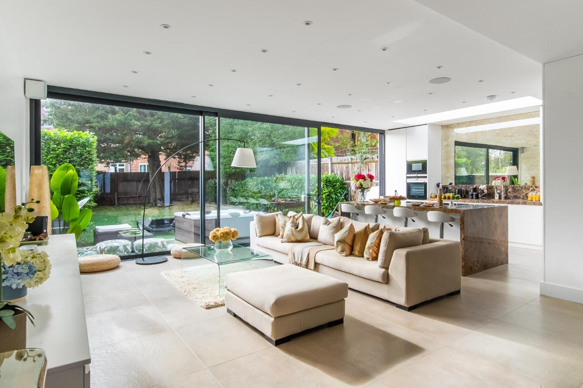 Vakantiehuis 4 Bed 4 Bath House By Livestay Short Lets & Serviced With Parking, Jacuzzi & Garden Londen