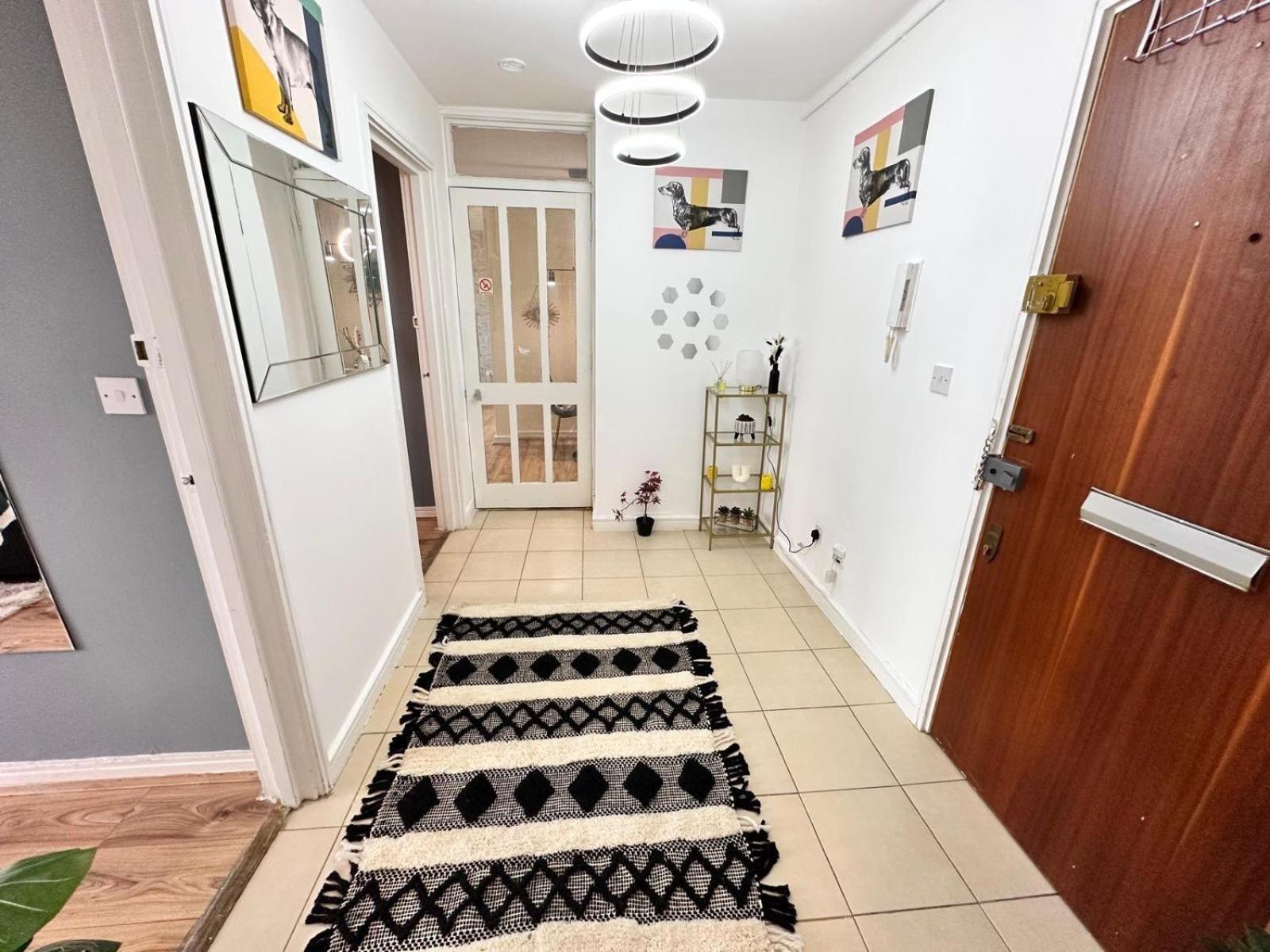 Kensington Two Bedroom Near Cromwell Hospital Apartment London