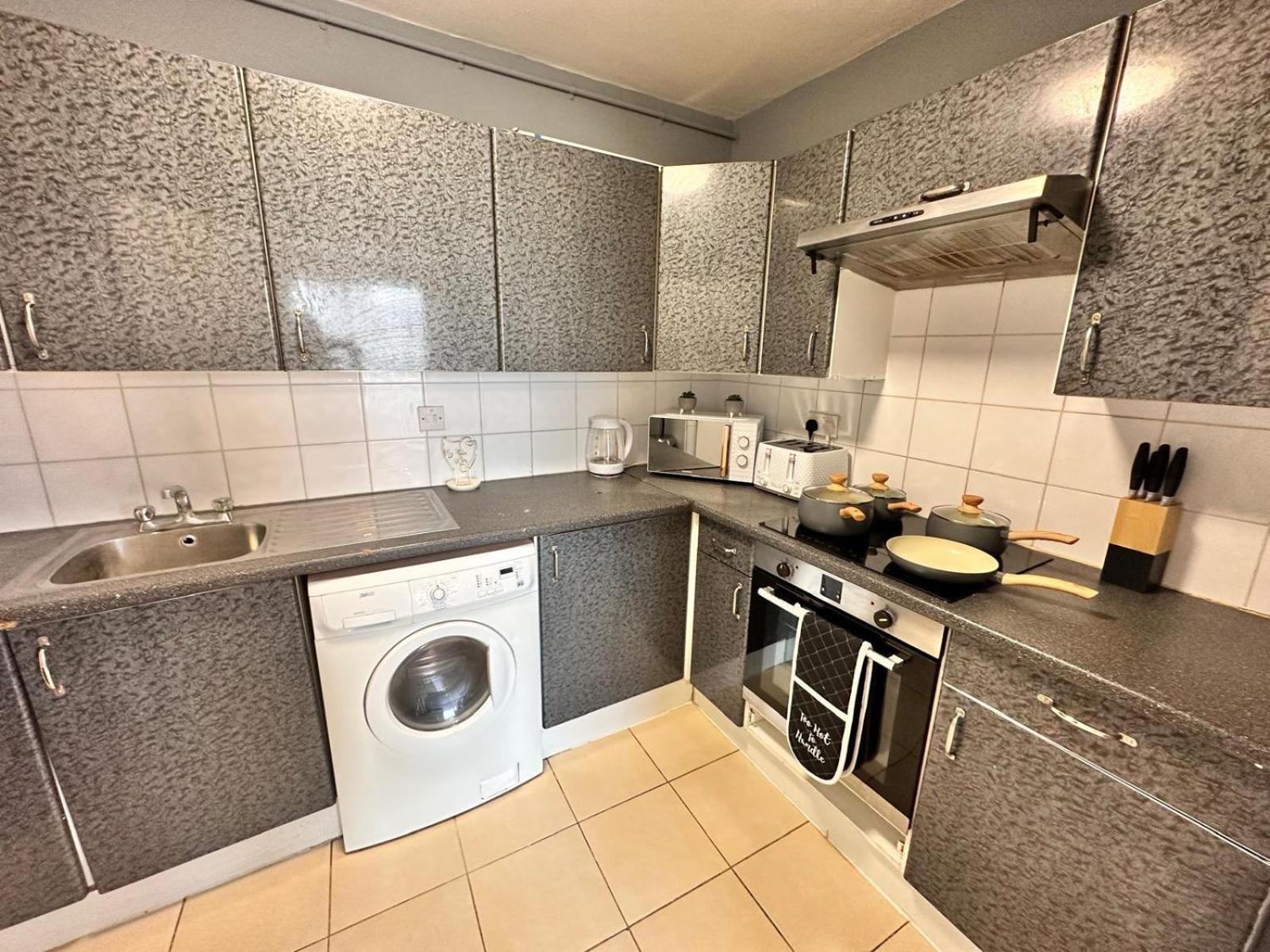 Kensington Two Bedroom Near Cromwell Hospital Apartment