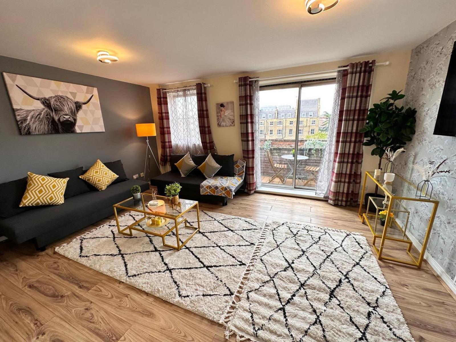 Kensington Two Bedroom Near Cromwell Hospital Apartment *
