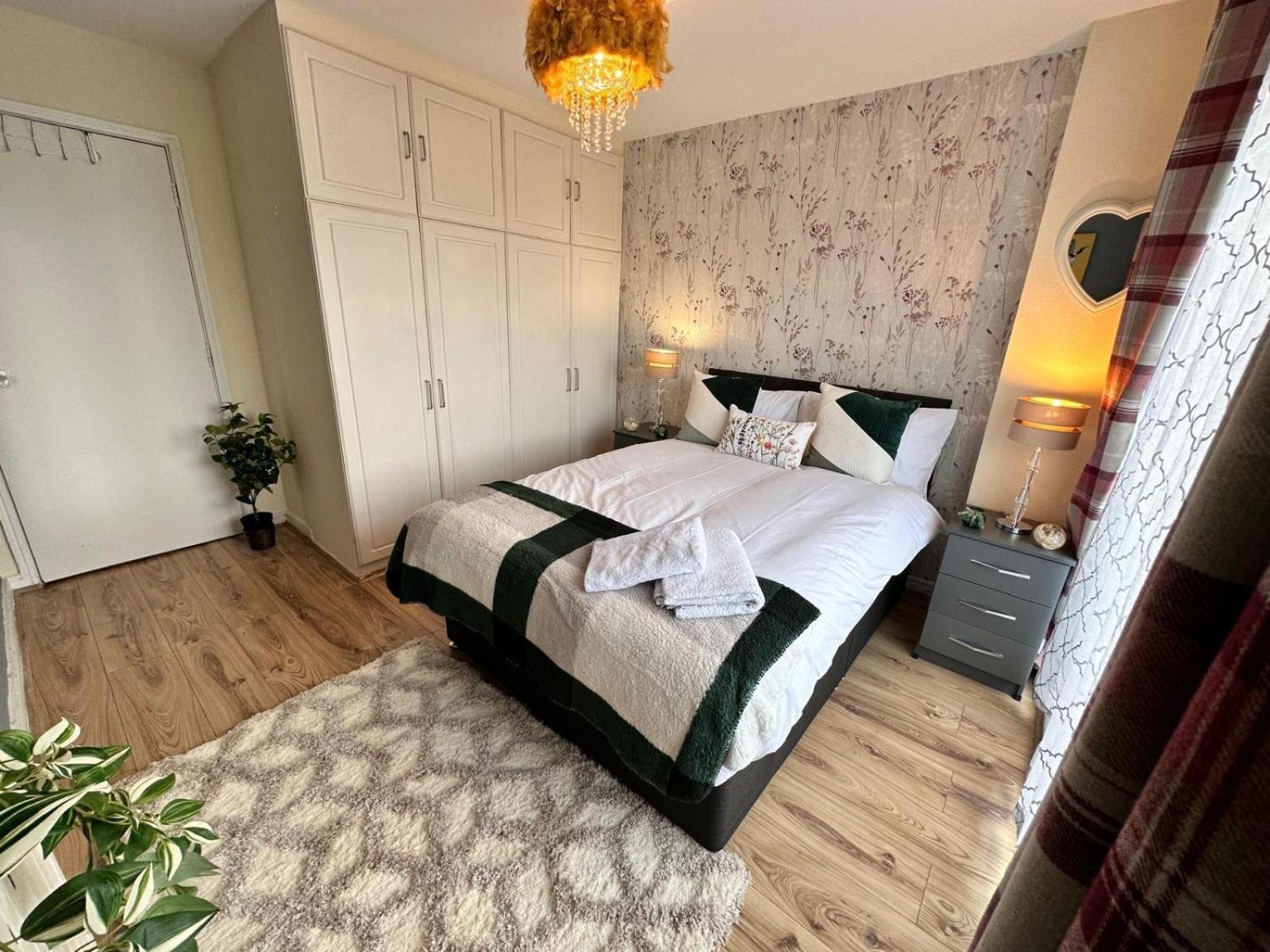 Kensington Two Bedroom Near Cromwell Hospital Apartment
