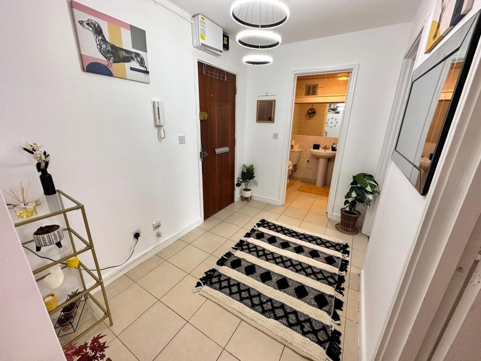 Kensington Two Bedroom Near Cromwell Hospital Apartment *