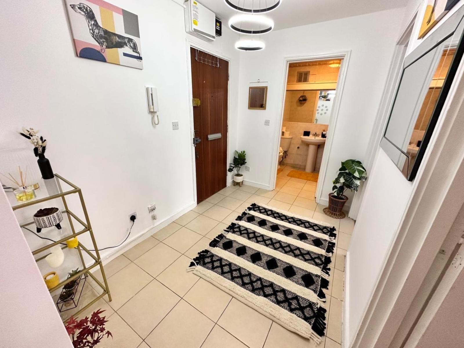Kensington Two Bedroom Near Cromwell Hospital Apartment London