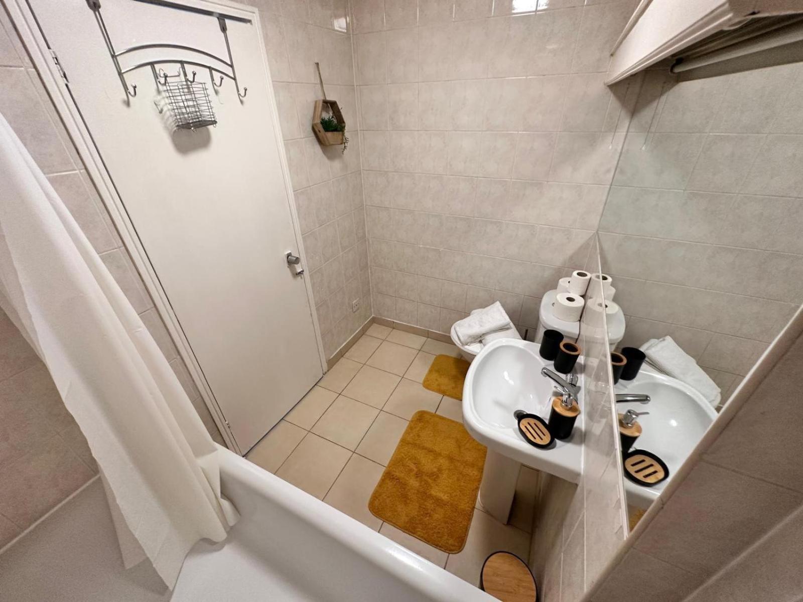 Kensington Two Bedroom Near Cromwell Hospital * London