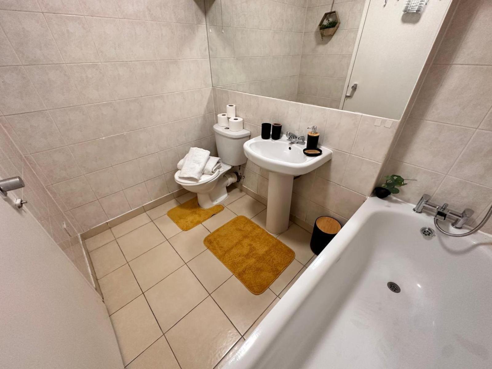Kensington Two Bedroom Near Cromwell Hospital Apartment