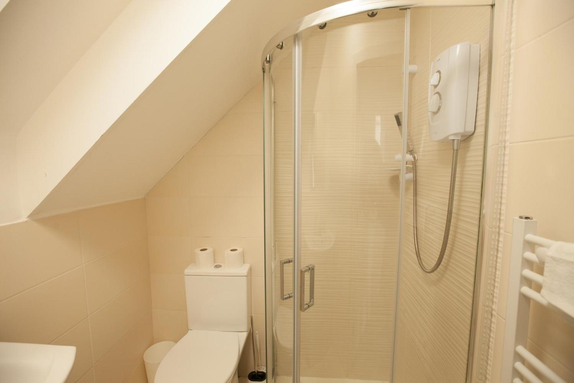 Apartamento Coombe Hill 2 Bedroom House & Parking *