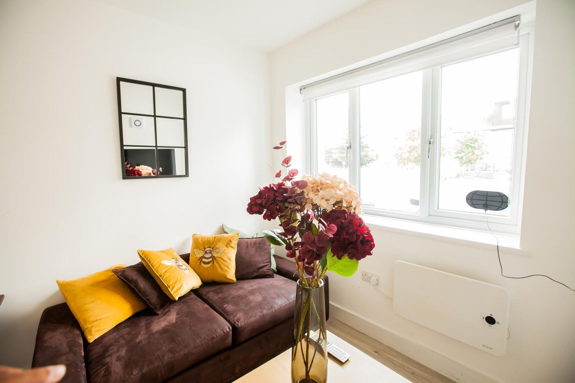 Apartamento Coombe Hill 2 Bedroom House & Parking Londres