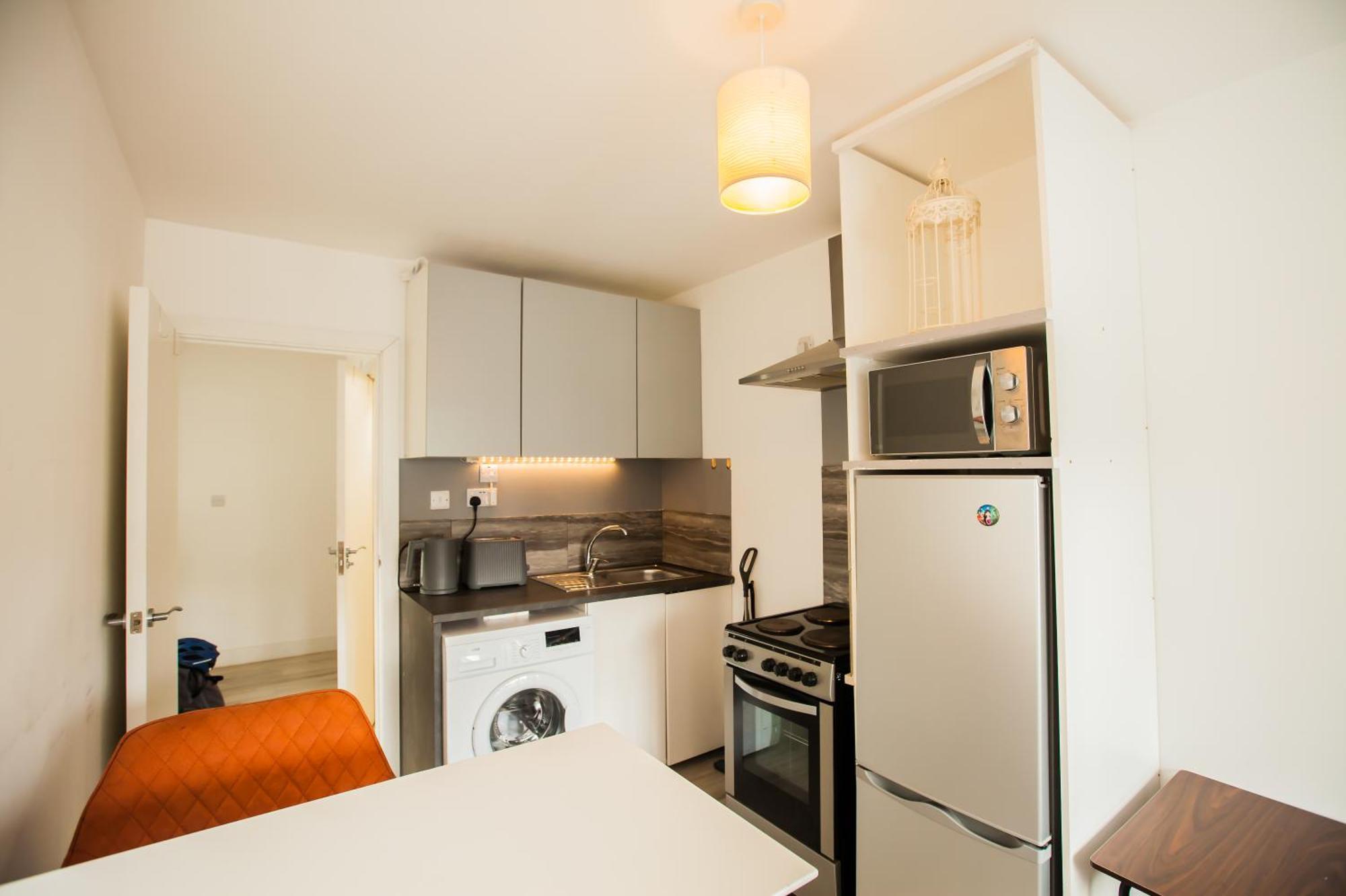 Coombe Hill 2 Bedroom House & Parking Apartamento