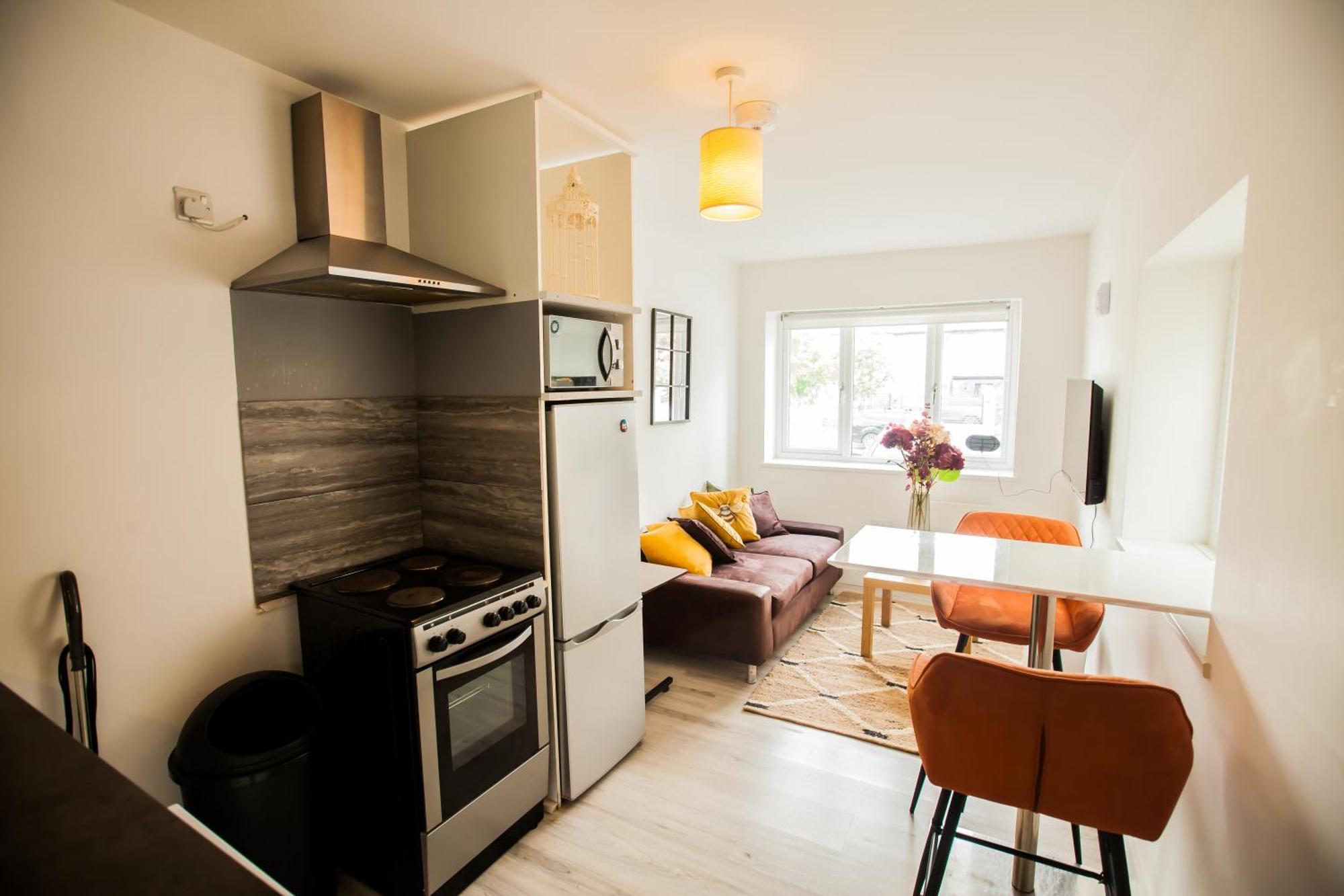 Apartamento Coombe Hill 2 Bedroom House & Parking Londres