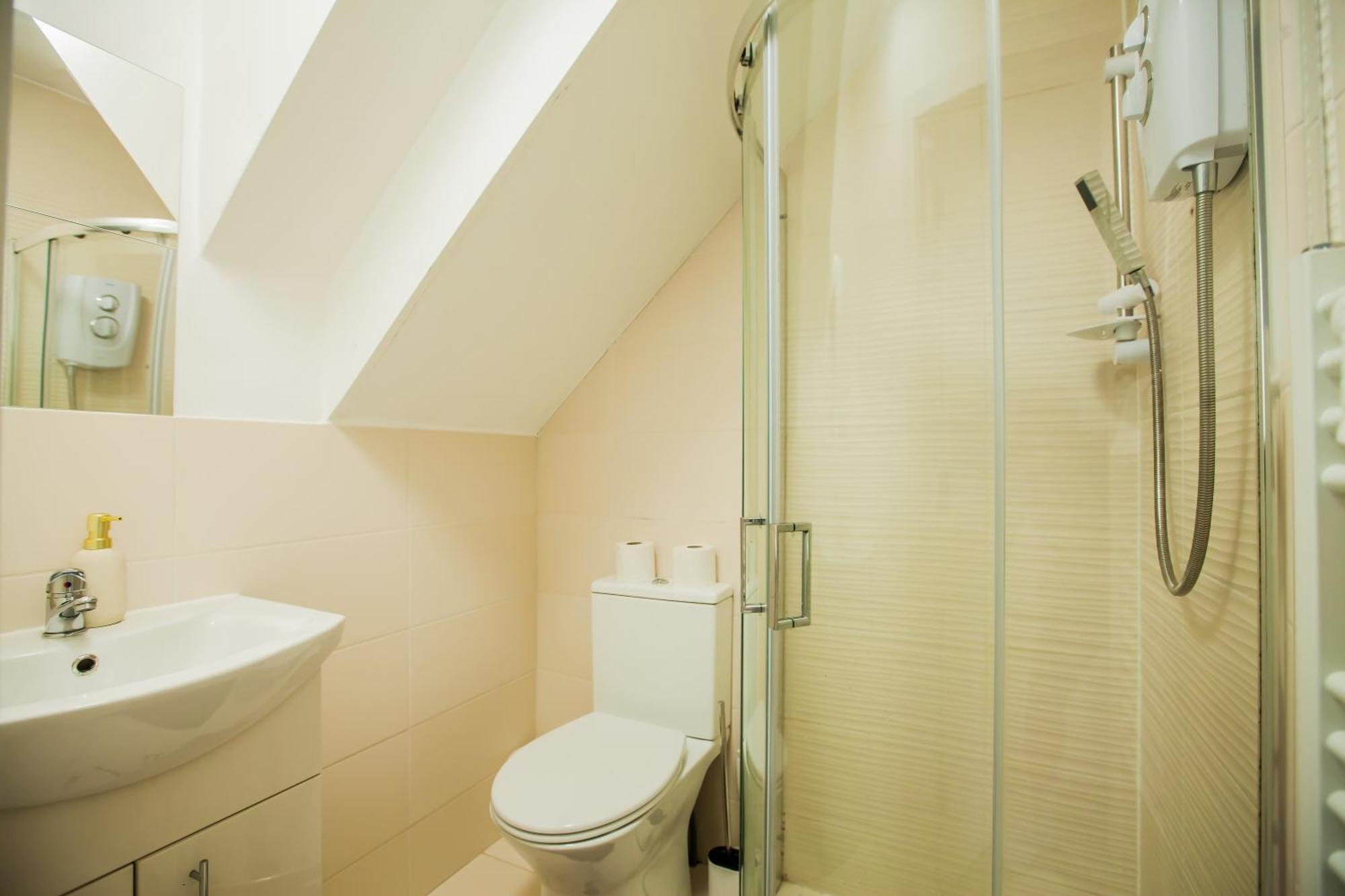 Coombe Hill 2 Bedroom House & Parking Apartamento *