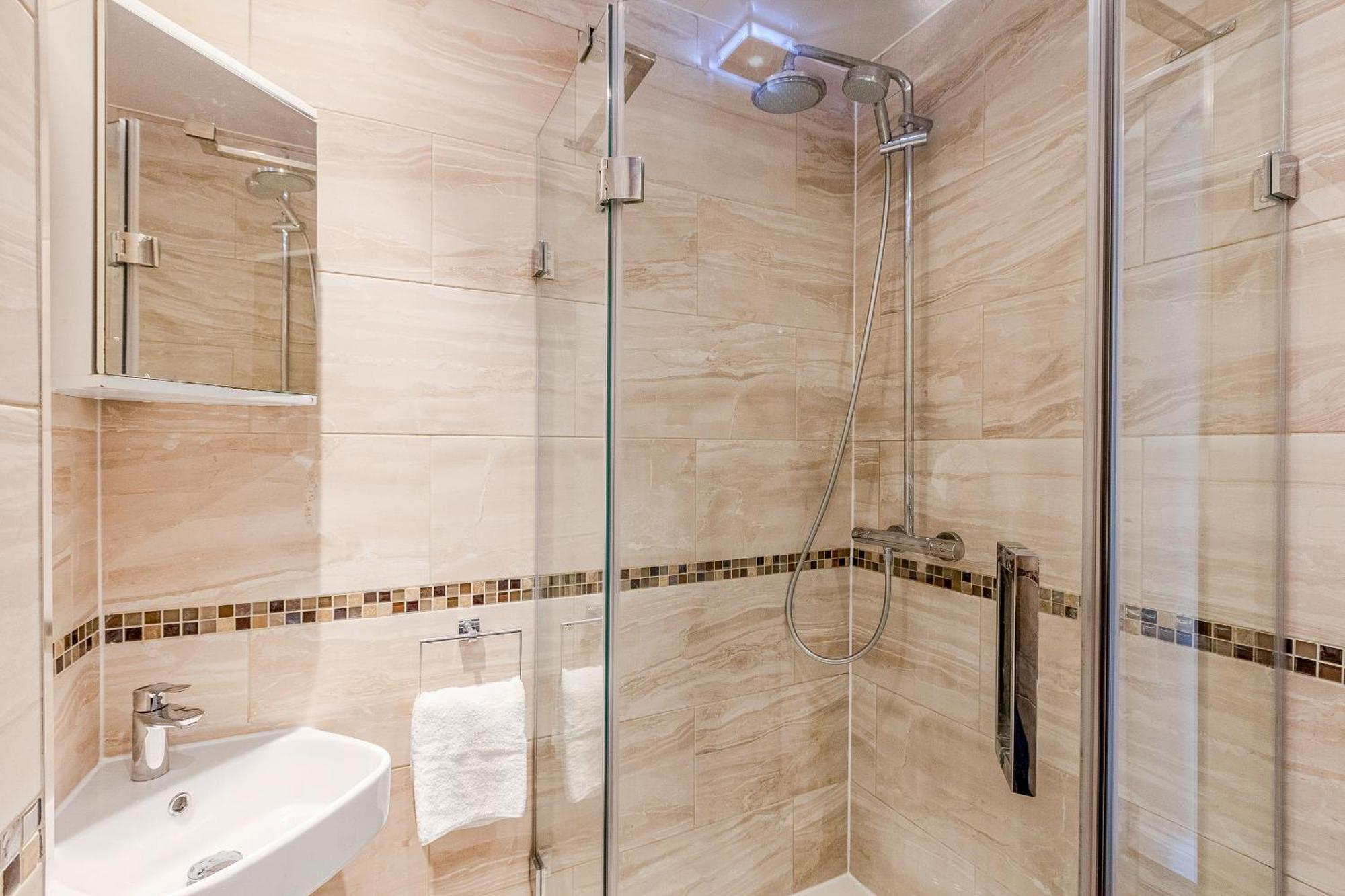 Stylish 2br Flat With Terrace In North Kensington London