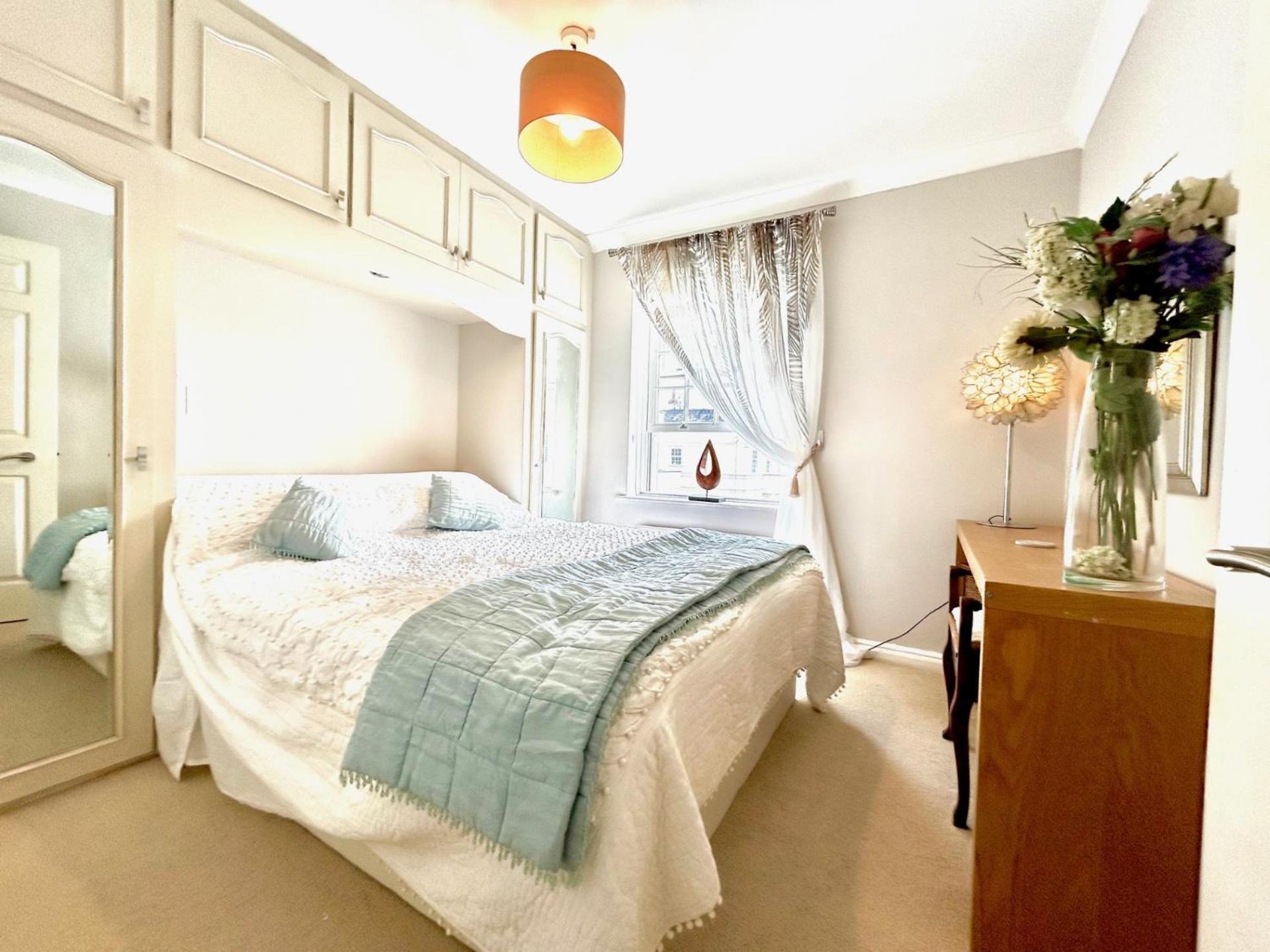 Beautiful In Gated Community Londen