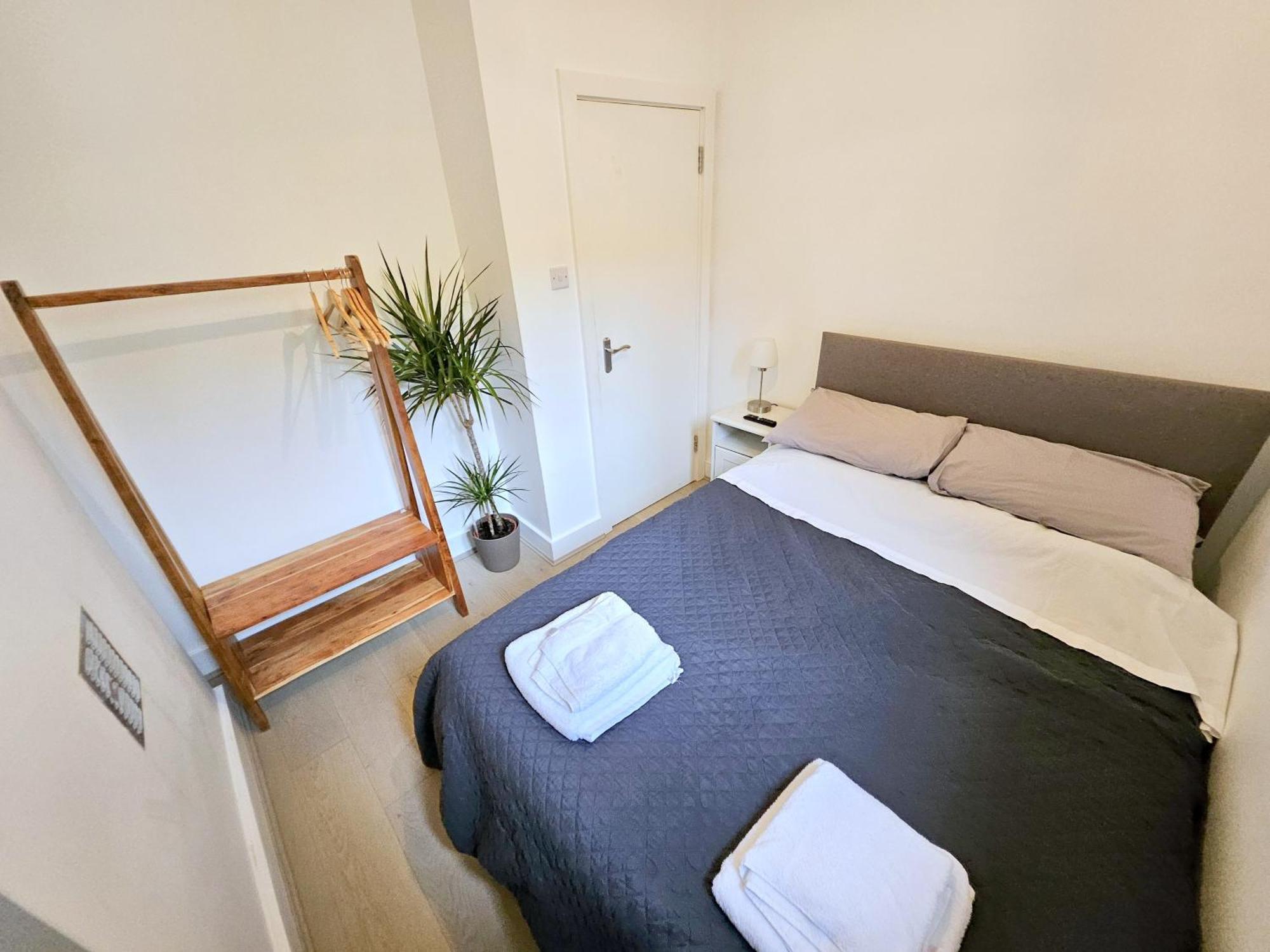 Two Bedroom Flat With Private Patio In Battersea Apartment