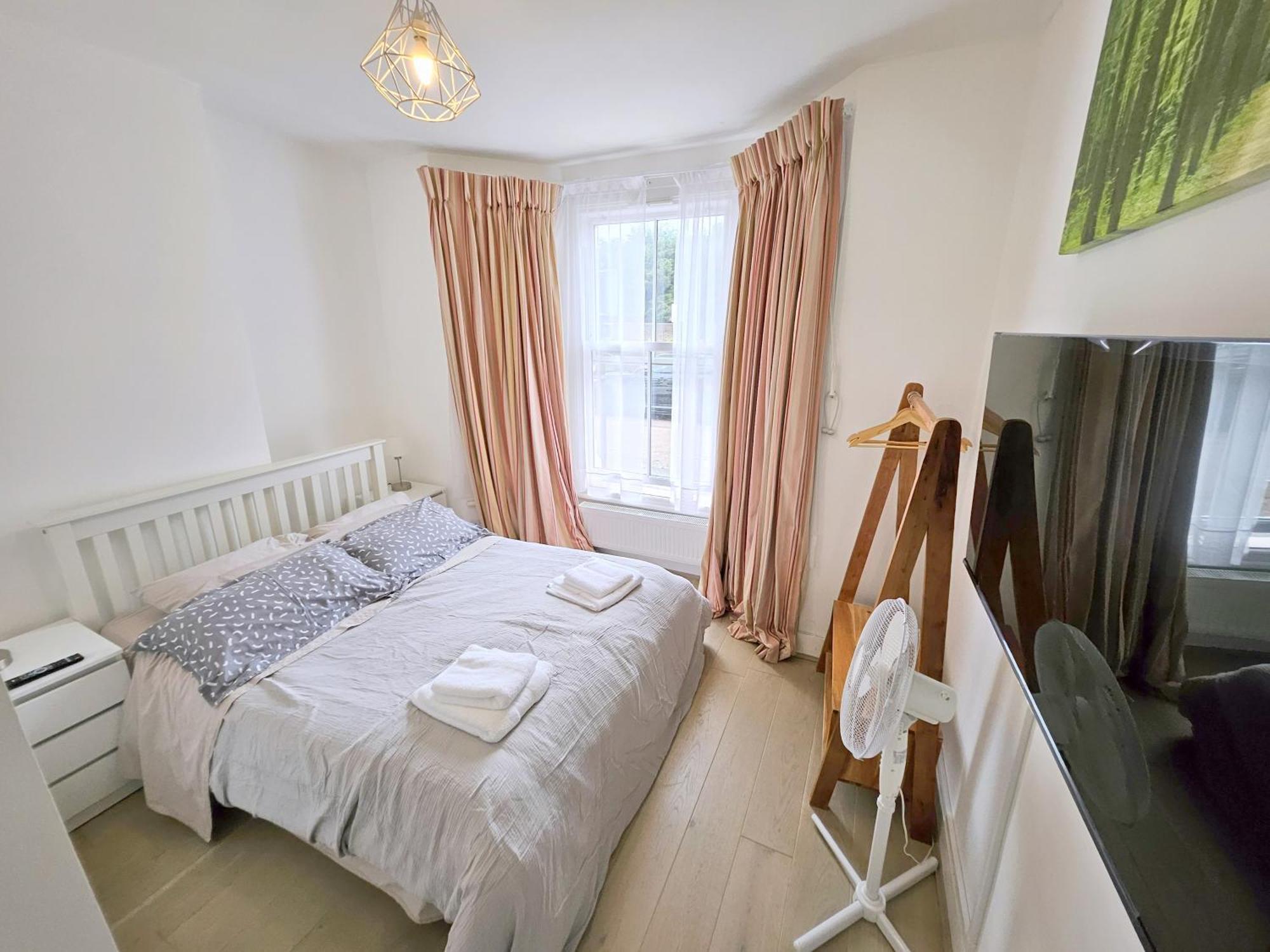 Two Bedroom Flat With Private Patio In Battersea Apartment *