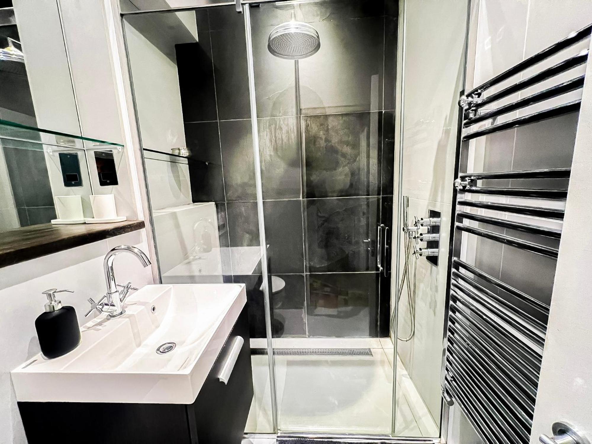 Sleek 2 Bedroom Flat With Private Patio & Firepit In Shepherds Bush, Near Hammersmith Apartment