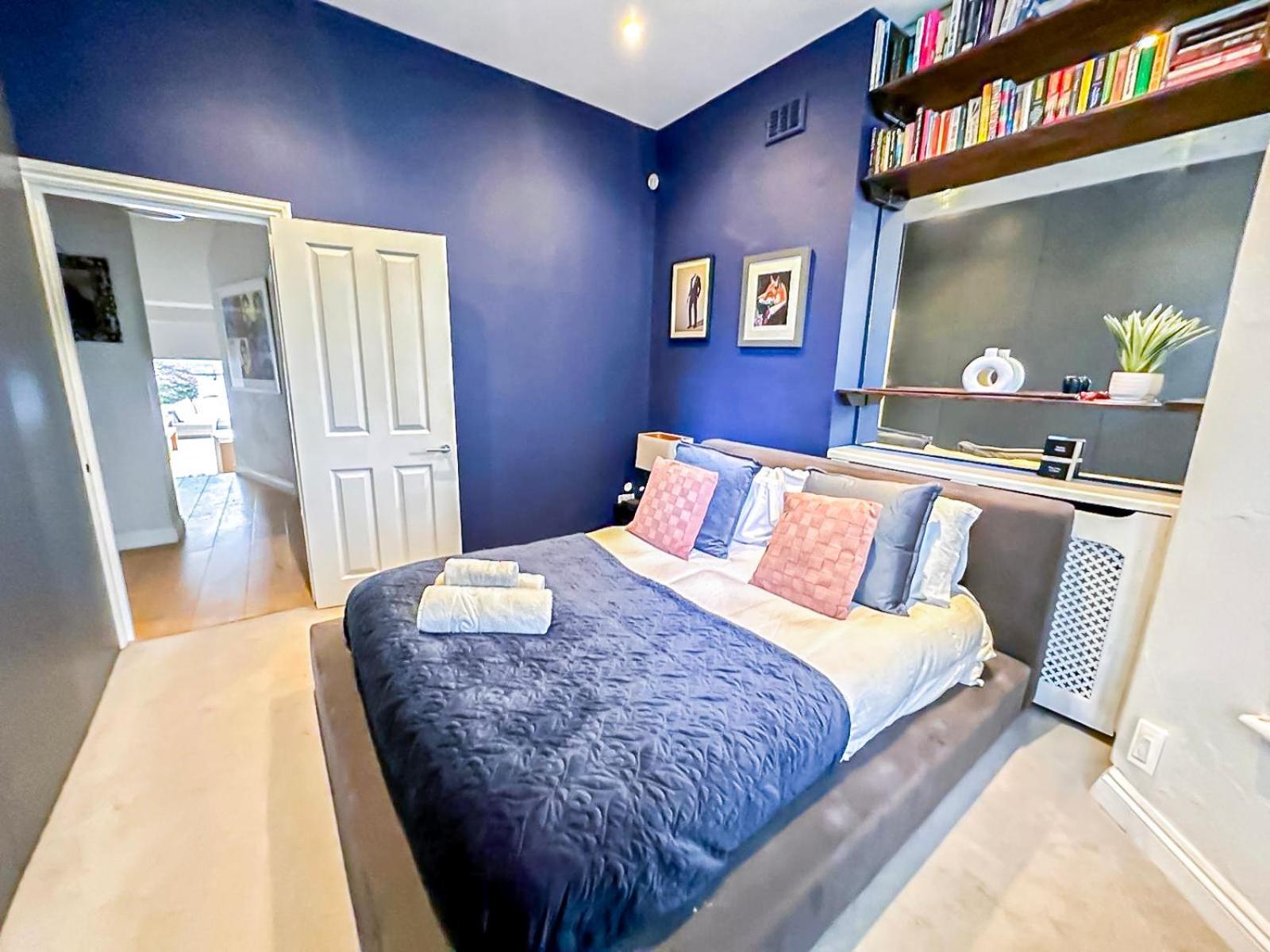 Apartment Sleek 2 Bedroom Flat With Private Patio & Firepit In Shepherds Bush, Near Hammersmith