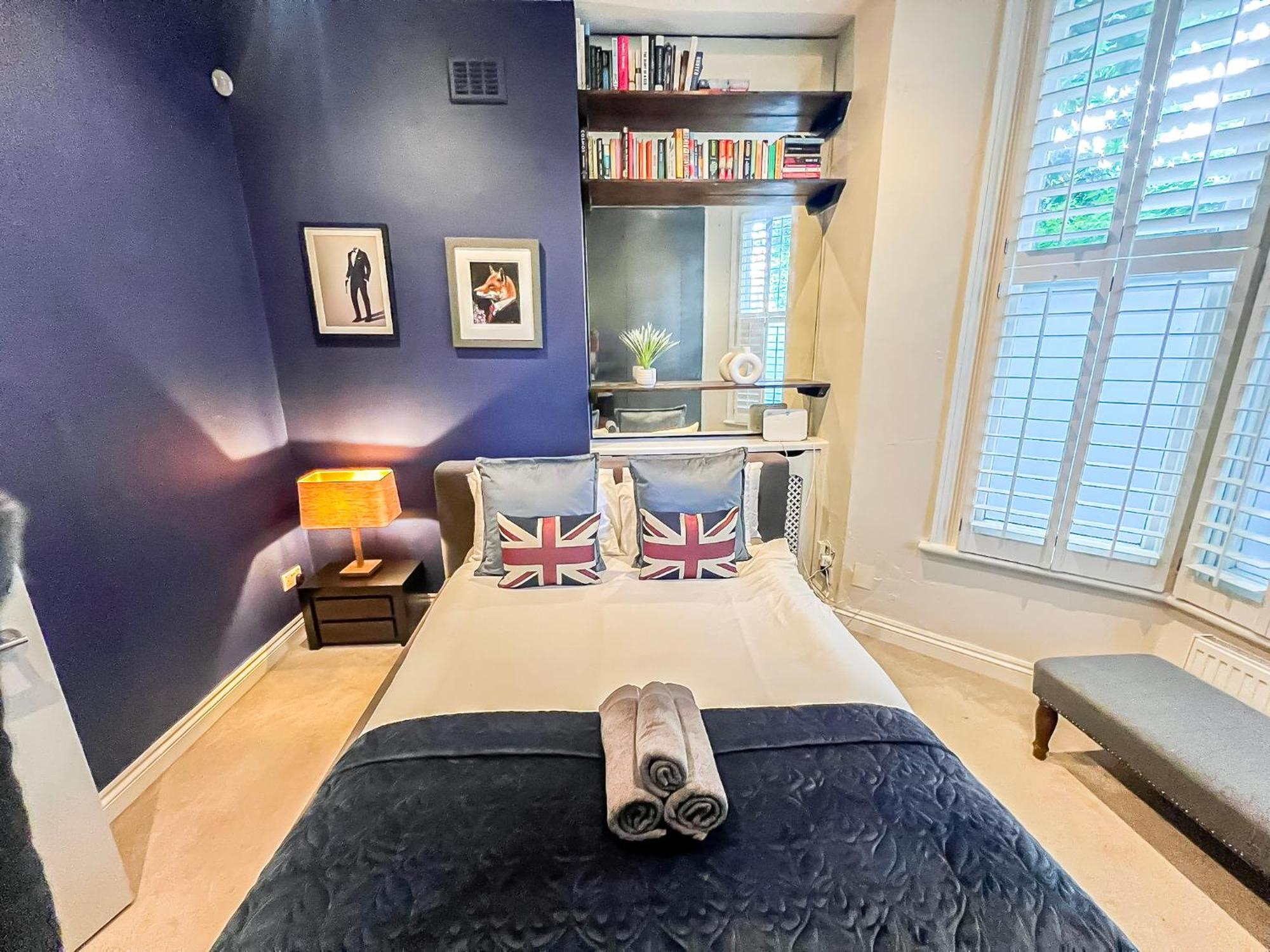 Sleek 2 Bedroom Flat With Private Patio & Firepit In Shepherds Bush, Near Hammersmith London