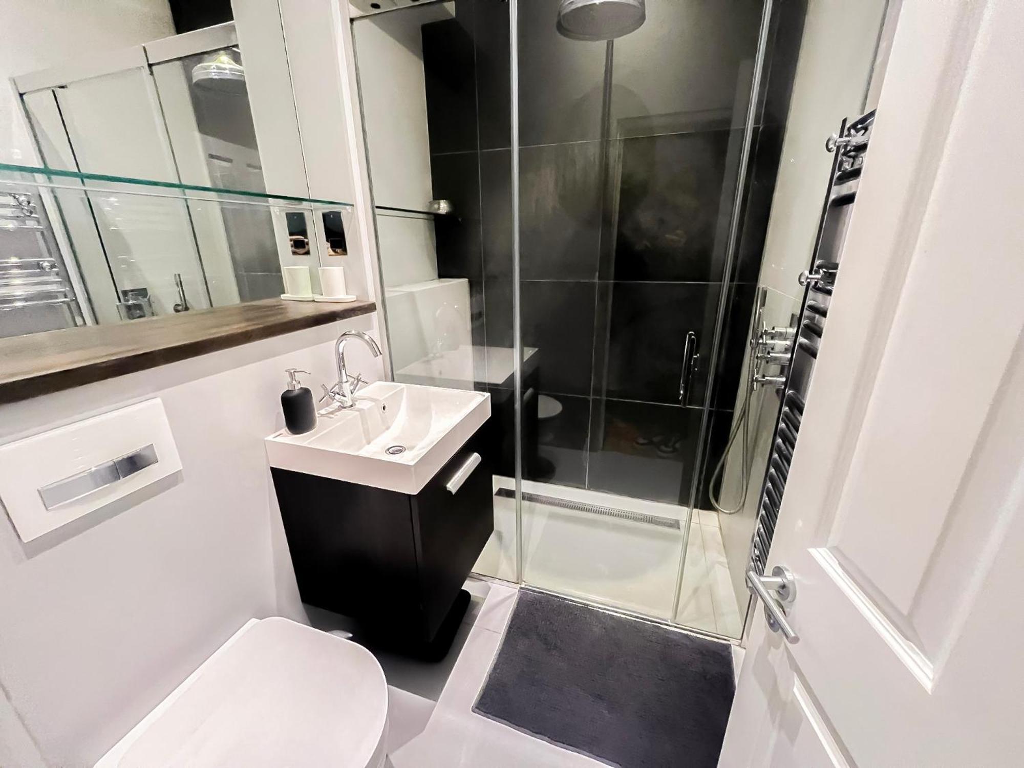 Sleek 2 Bedroom Flat With Private Patio & Firepit In Shepherds Bush, Near Hammersmith * London
