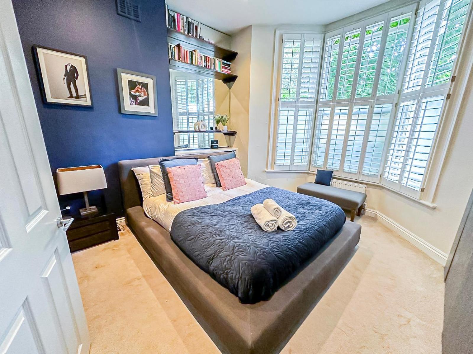 Sleek 2 Bedroom Flat With Private Patio & Firepit In Shepherds Bush, Near Hammersmith Apartment