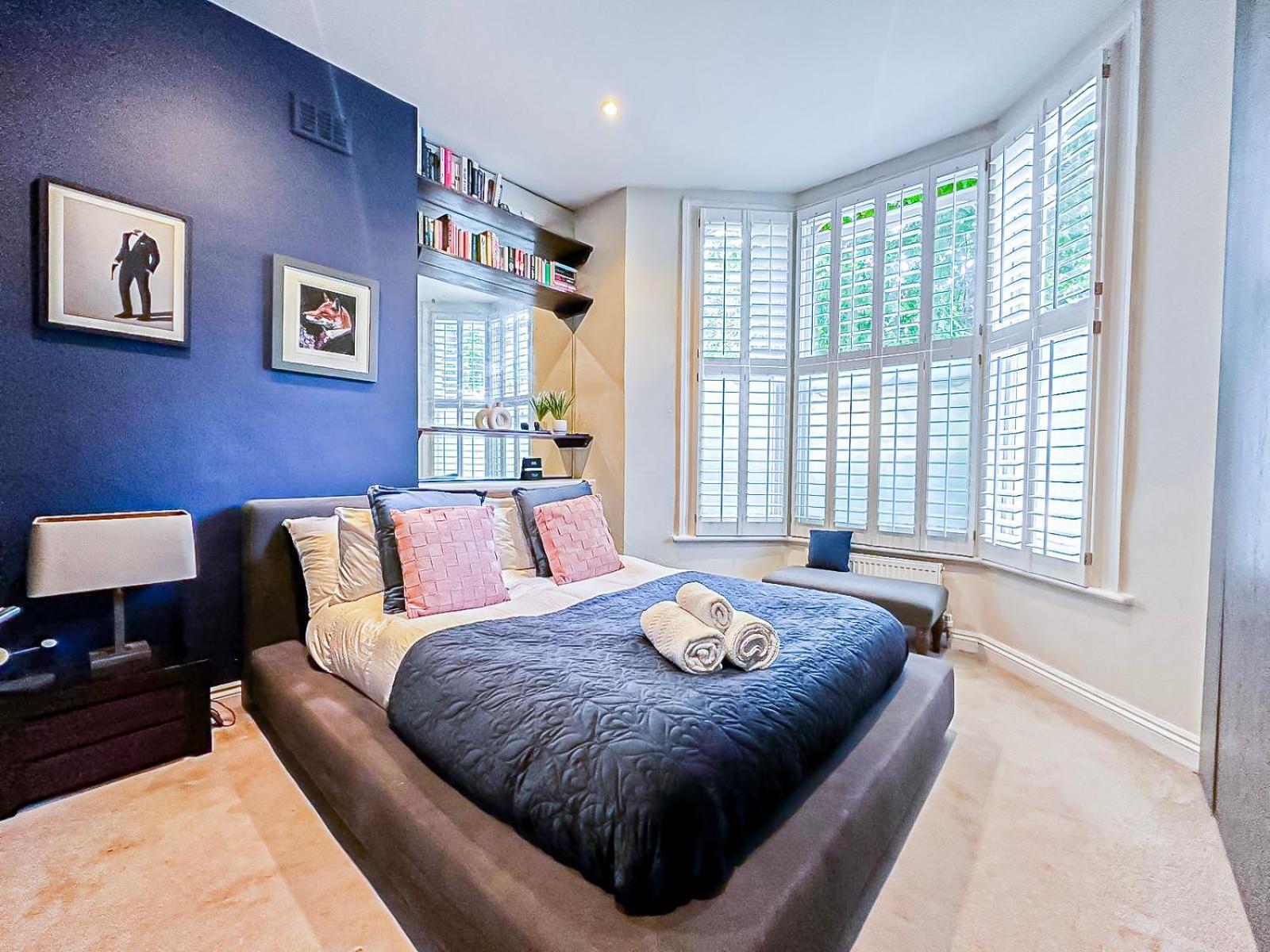Sleek 2 Bedroom Flat With Private Patio & Firepit In Shepherds Bush, Near Hammersmith Apartment London